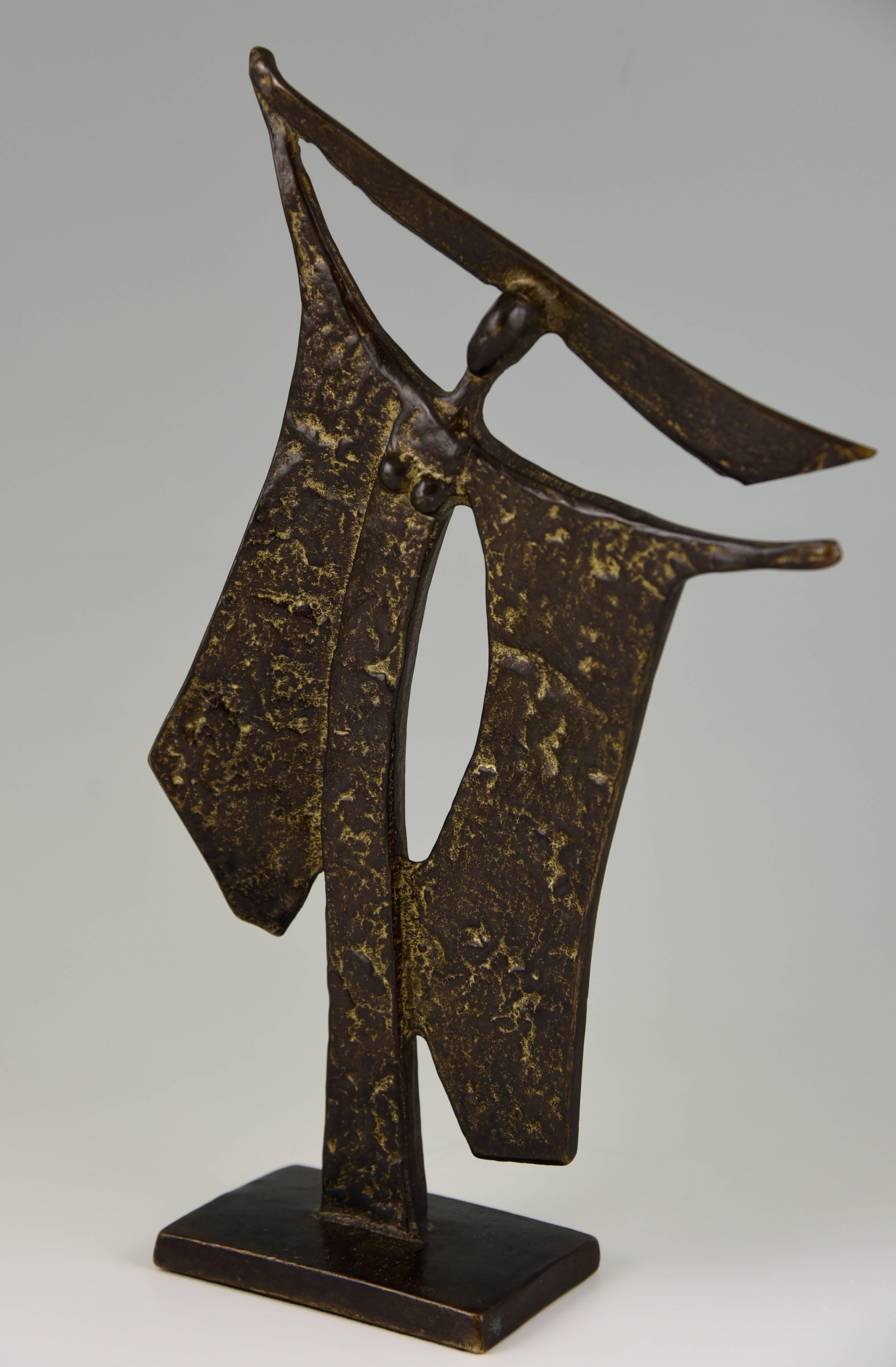 Elegant bronze of the 1960s by Ugo Cara, Trieste 1908-2004.
Sculptor and designer, worked with Gio Ponti.
Information:
Museum Ugo Cara, Via Roma 9, 34015 Muggia, Italy. 

Artist/ Maker: Ugo Cara.
Signature/ Marks: Ugor Cara, 580/1000.
Style: