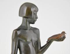 Französische Art-Déco-Bronze-Skulptur eines nackten Mädchens mit Taube von Henry Arnold:: 1928