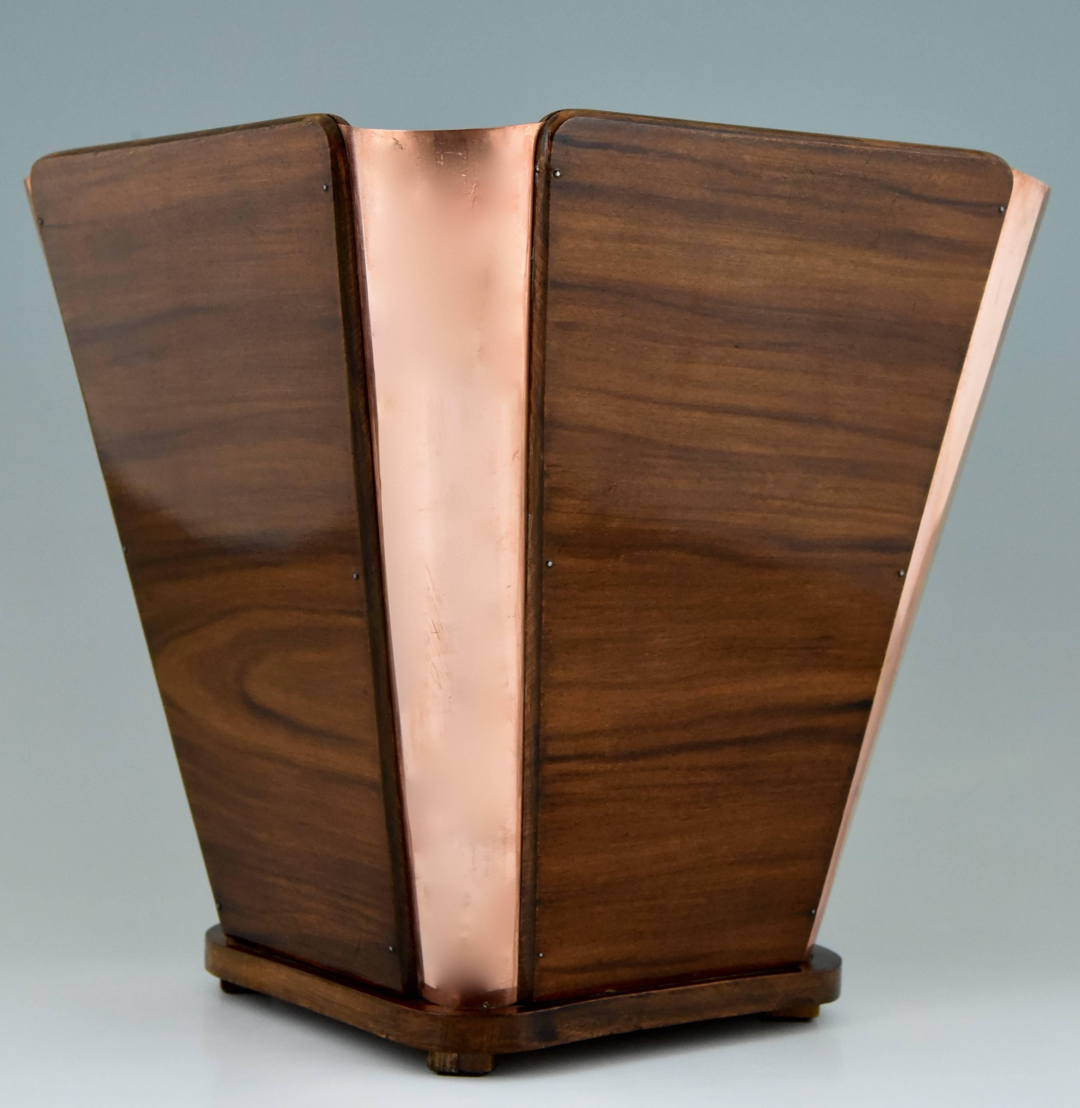 A stylish Art Deco wood and copper waste paper basket by the famous designer Emile Jacques Ruhlmann.

Signature/ marks: Original label from a decorator in Paris.
Style: Art Deco
Date: 1930
Material: Wood and copper.
Origin: France
Size: H