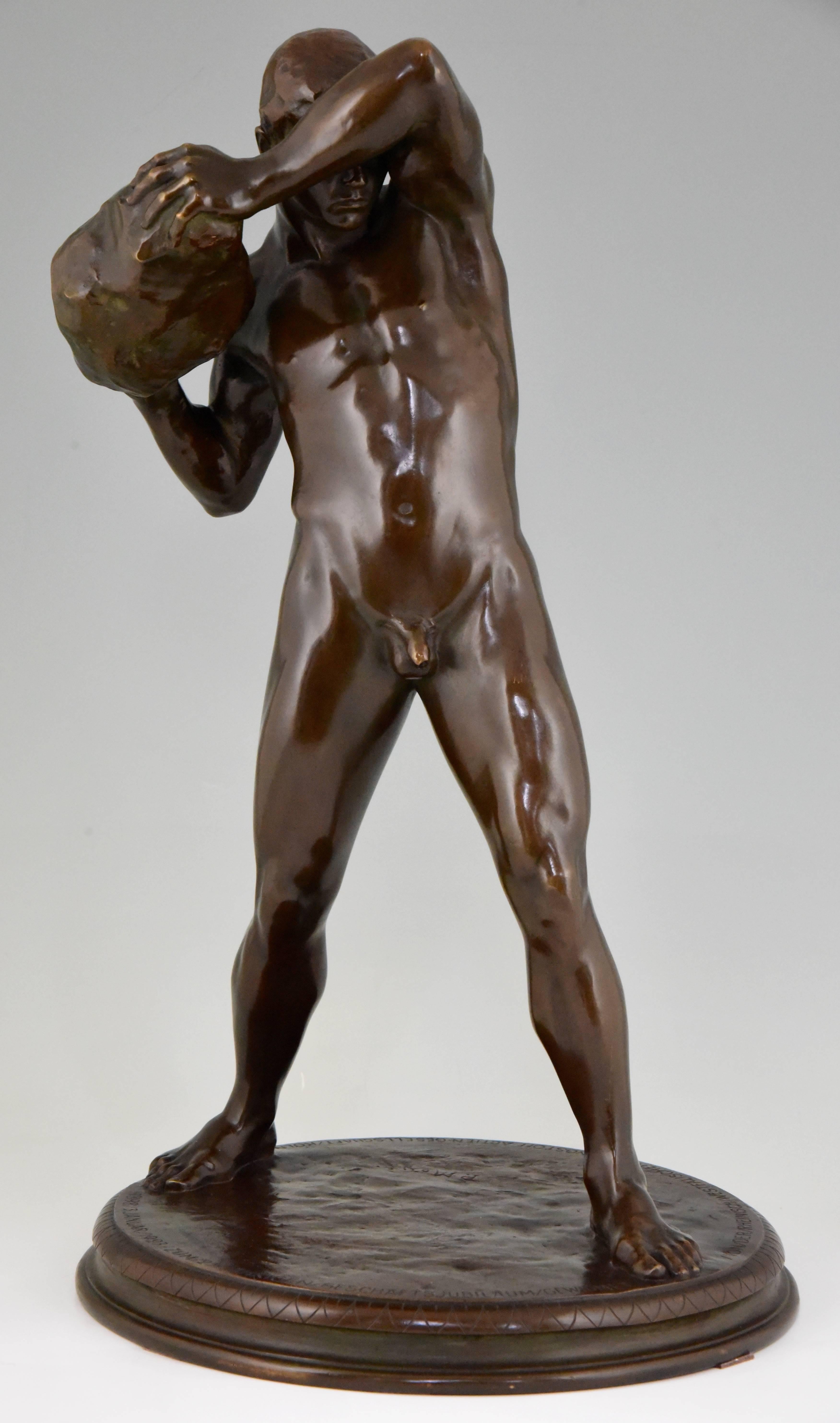 Beautiful quality antique bronze statue of an athletic male nude by the German artist Paul Moye (1877-1926). Signed, dated 1923 and with inscription.
 
Signature/marks: P. Moye
Style: Romantic
Date: 1923
Material: Patinated bronze
Origin: