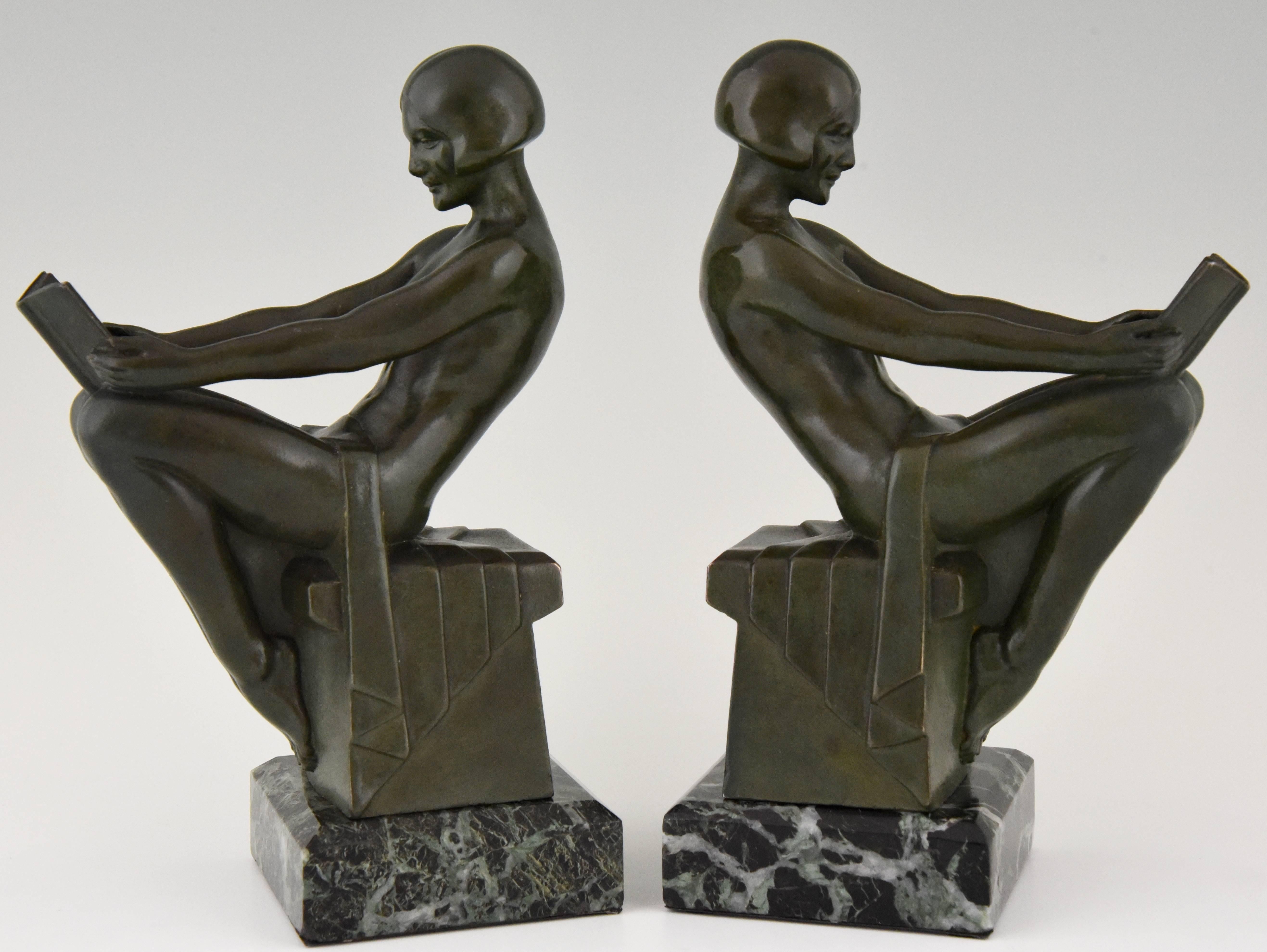 Stylish pair of Art Deco bookends with reading nudes by the famous French artist Max Le Verrier. 

Signature/ marks: M. Le Verrier.
Style: Art Deco
Date: 1930
Material: Green patinated art metal. Green marble base.
Origin: France
Size: H. 22 cm. x