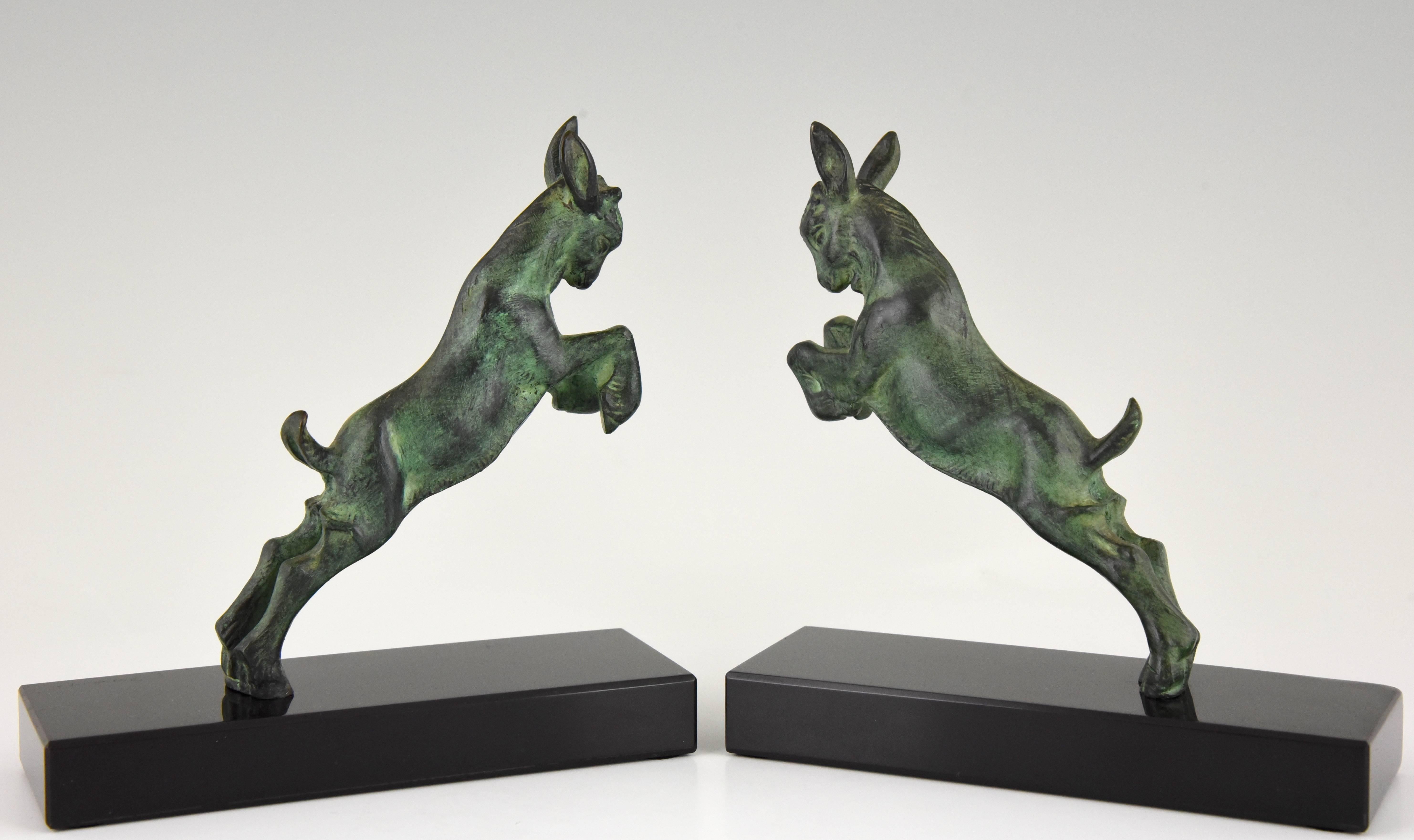 Lovely pair of green patinated bronze bookends with jumping goats by the french artist Joe Descomps  

Signature/ Marks: J. Descomps.  
Style: Art Deco
Date: 1930
Material: Bronze on a marble base.
Origin: France
Size: H. 15.5 cm x L. 15 cm. x W.