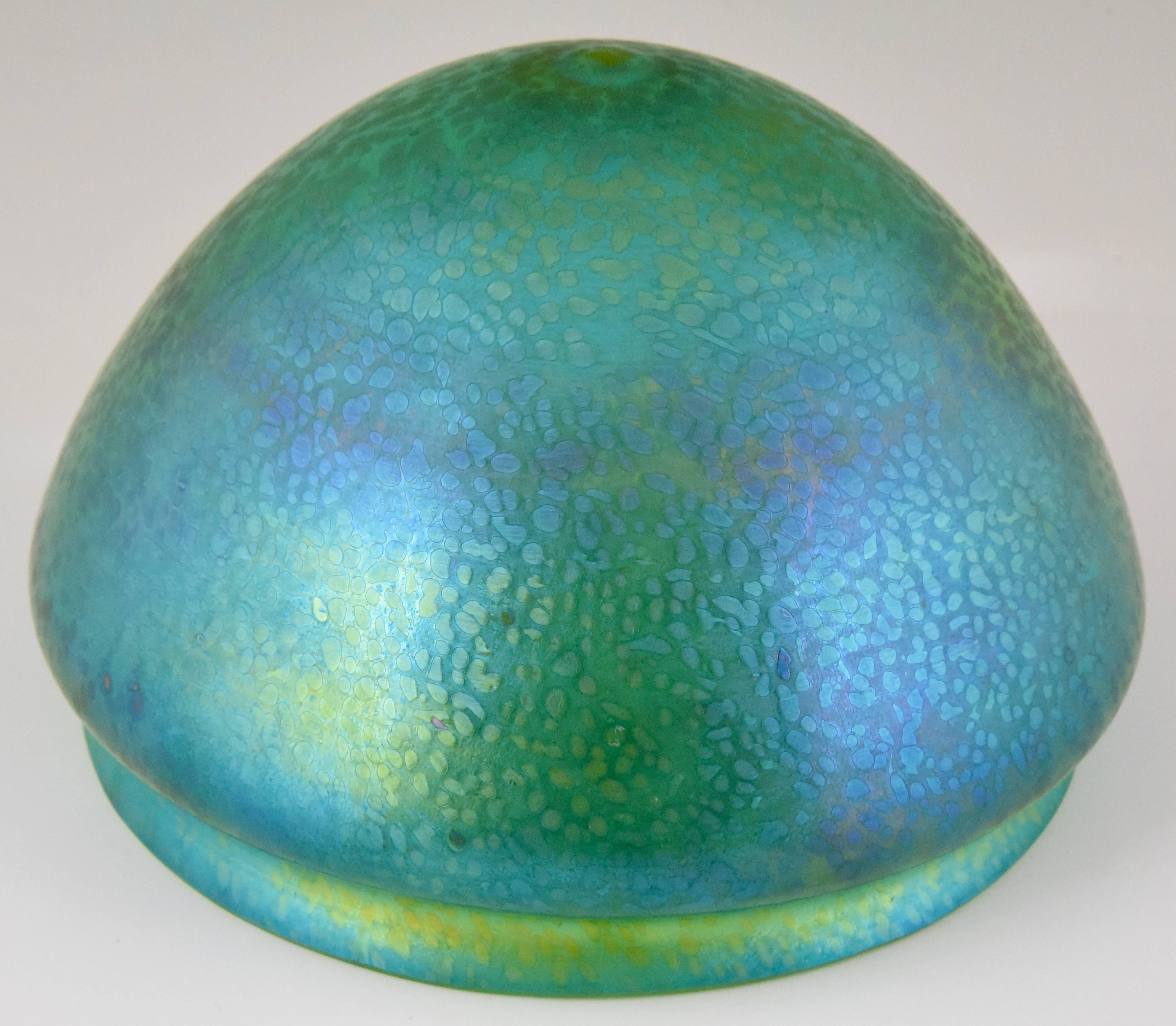 Art Nouveau Copper Table Lamp with Loetz Glass Shade by Johann Loetz, Witwe, 190 In Good Condition In Antwerp, BE