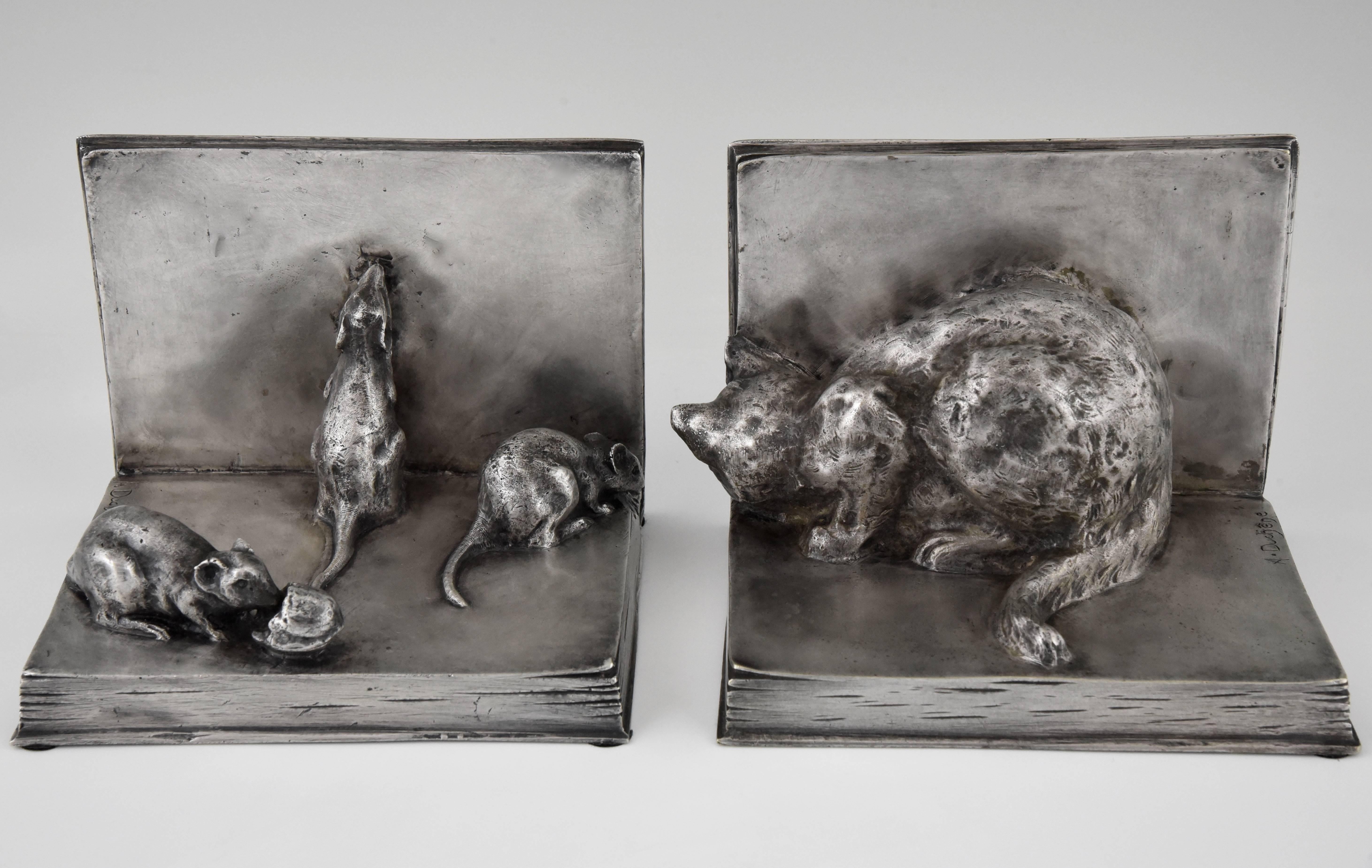 Patinated Art Deco Bronze Bookends Cat and Mice on Books by A. Duchêne, 1920 France