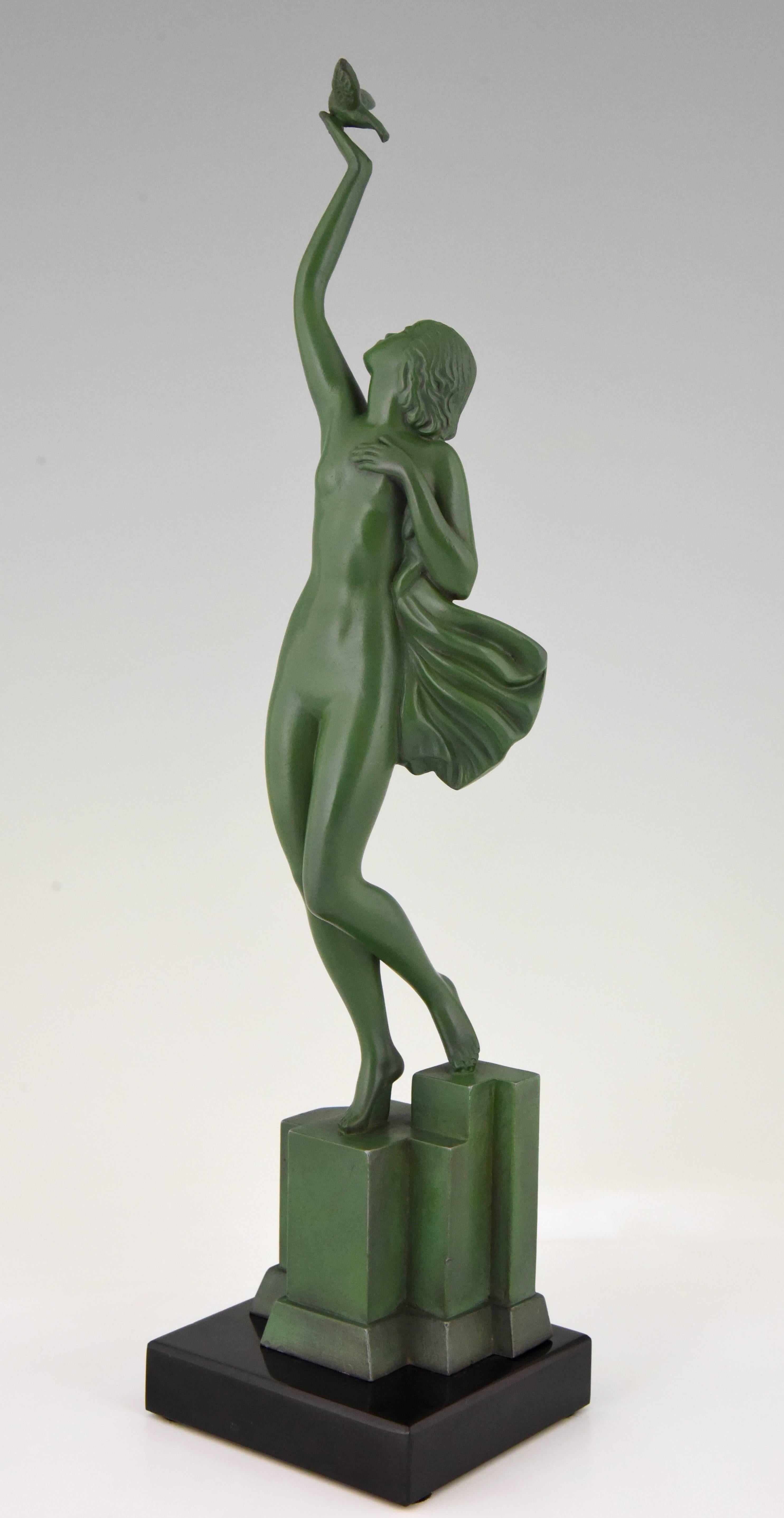 Message of love, Art Deco sculpture of a nude with dove.
Fayral, Pierre Le Faguays
Signature/ marks: Fayral
Style: Art Deco
Date: 1930
Material: Art metal with green patina. Belgian black marble base.
Origin: France
Size: H 34.5 cm x L 8.5 cm