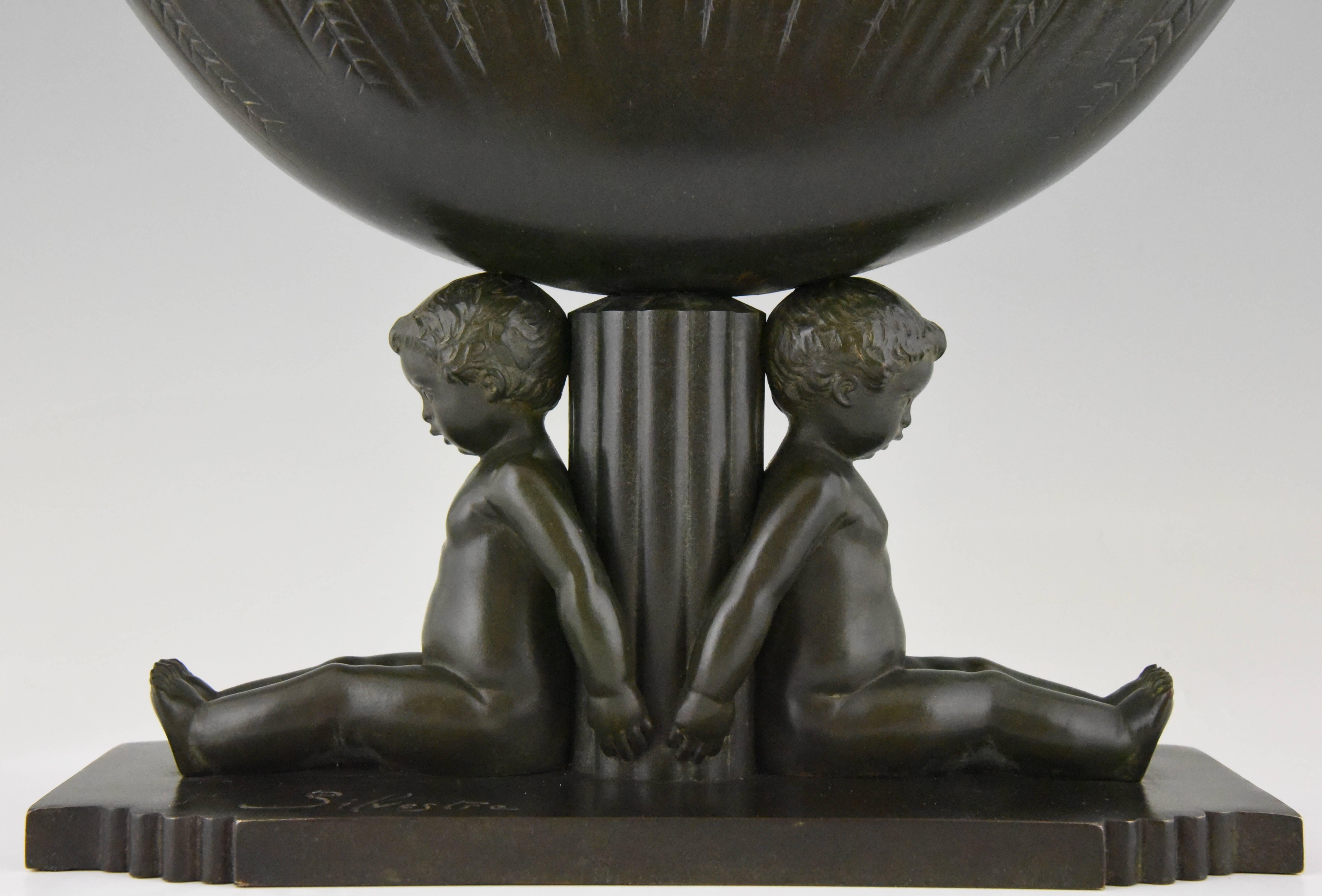 Art Deco Bronze Centrepiece with Little Boys Paul Silvestre, 1930 France  In Good Condition In Antwerp, BE