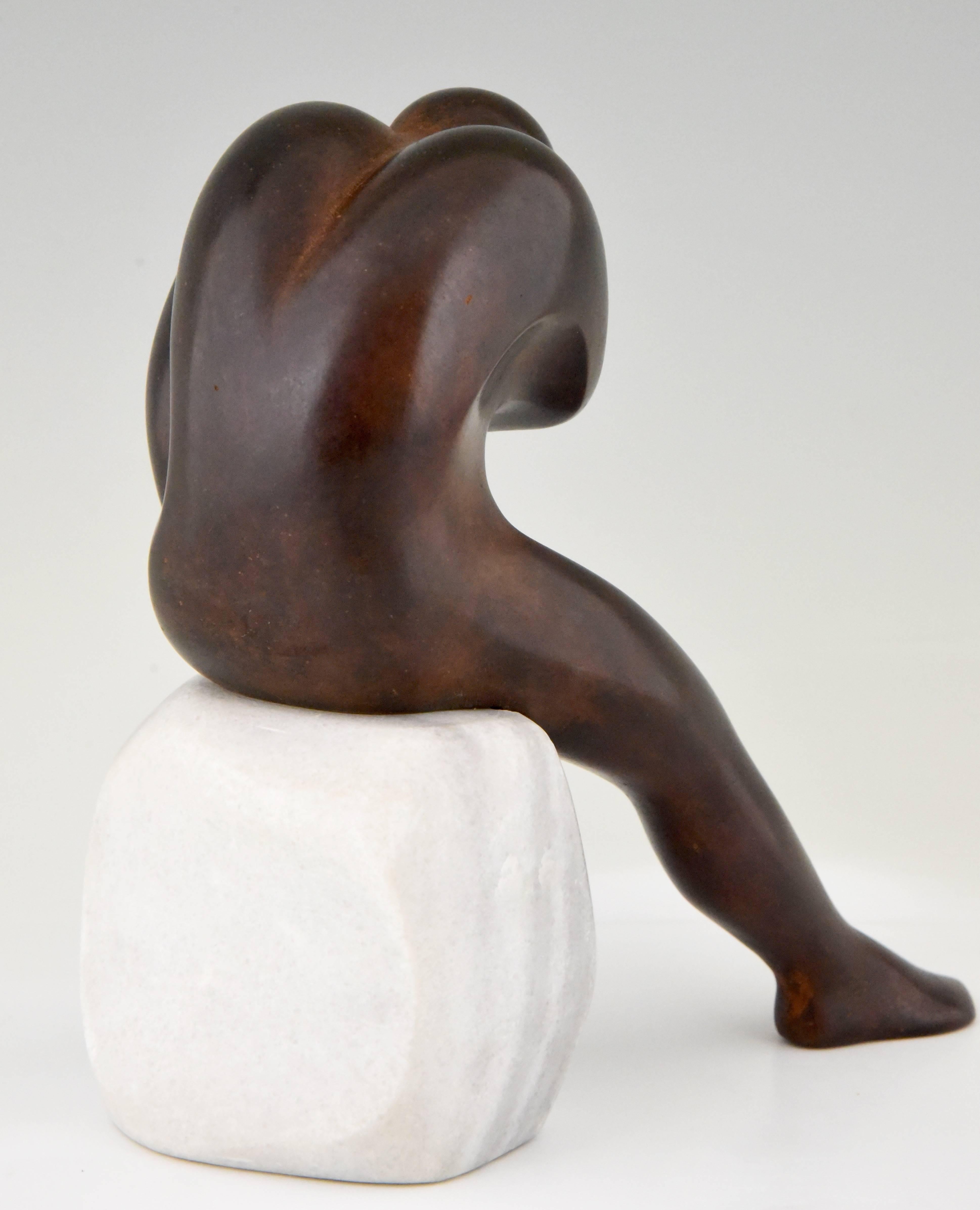 L' Uomo, Bronze Sculpture of a Sitting Man Marble Base by Selvino Cavezza, 1985 In Good Condition In Antwerp, BE