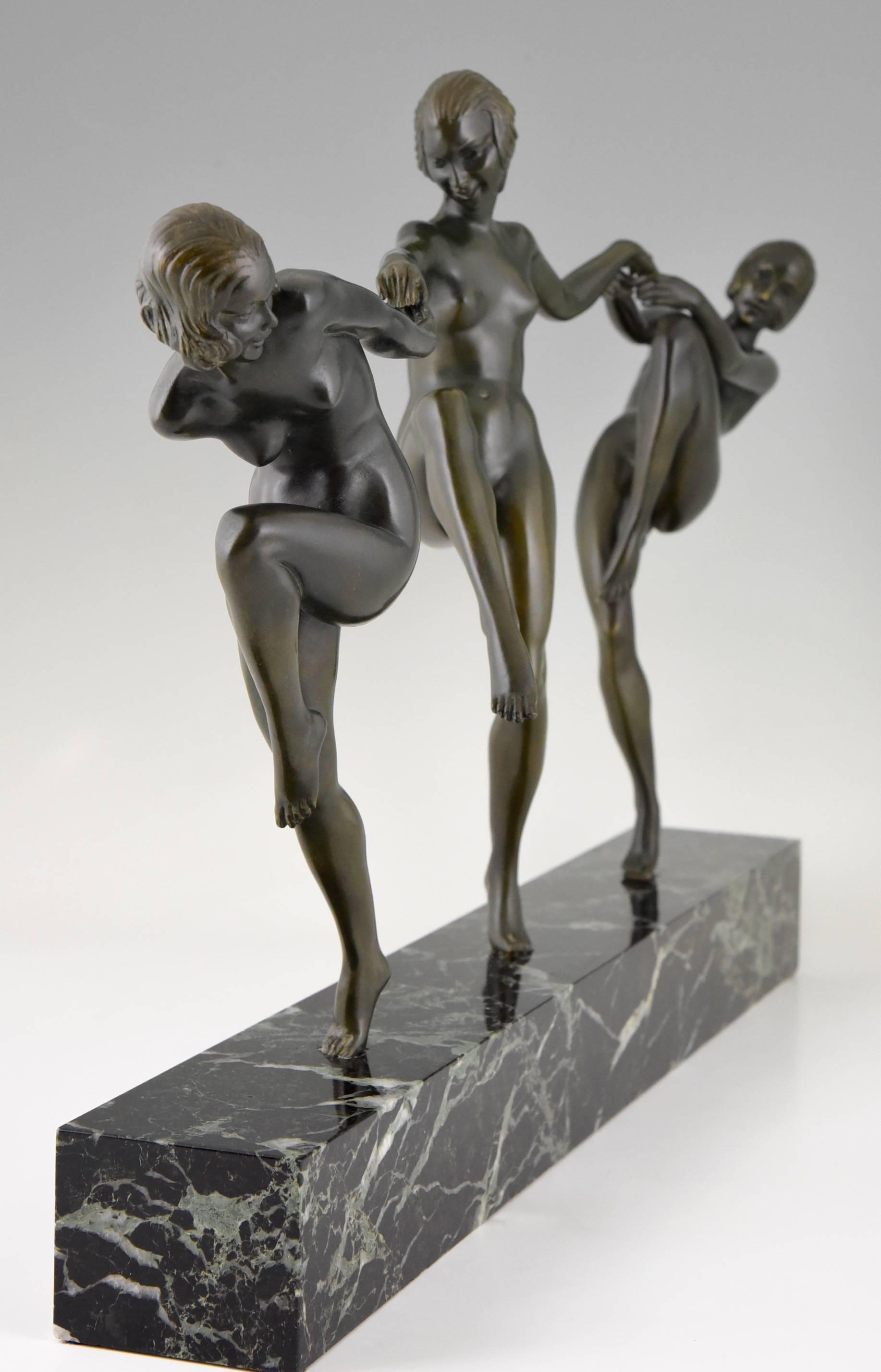 dancing sculptures
