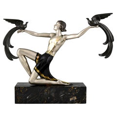Art-Déco-Bronzeskulptur einer Dame mit Paradiesvögeln von G. Daverny, 1930