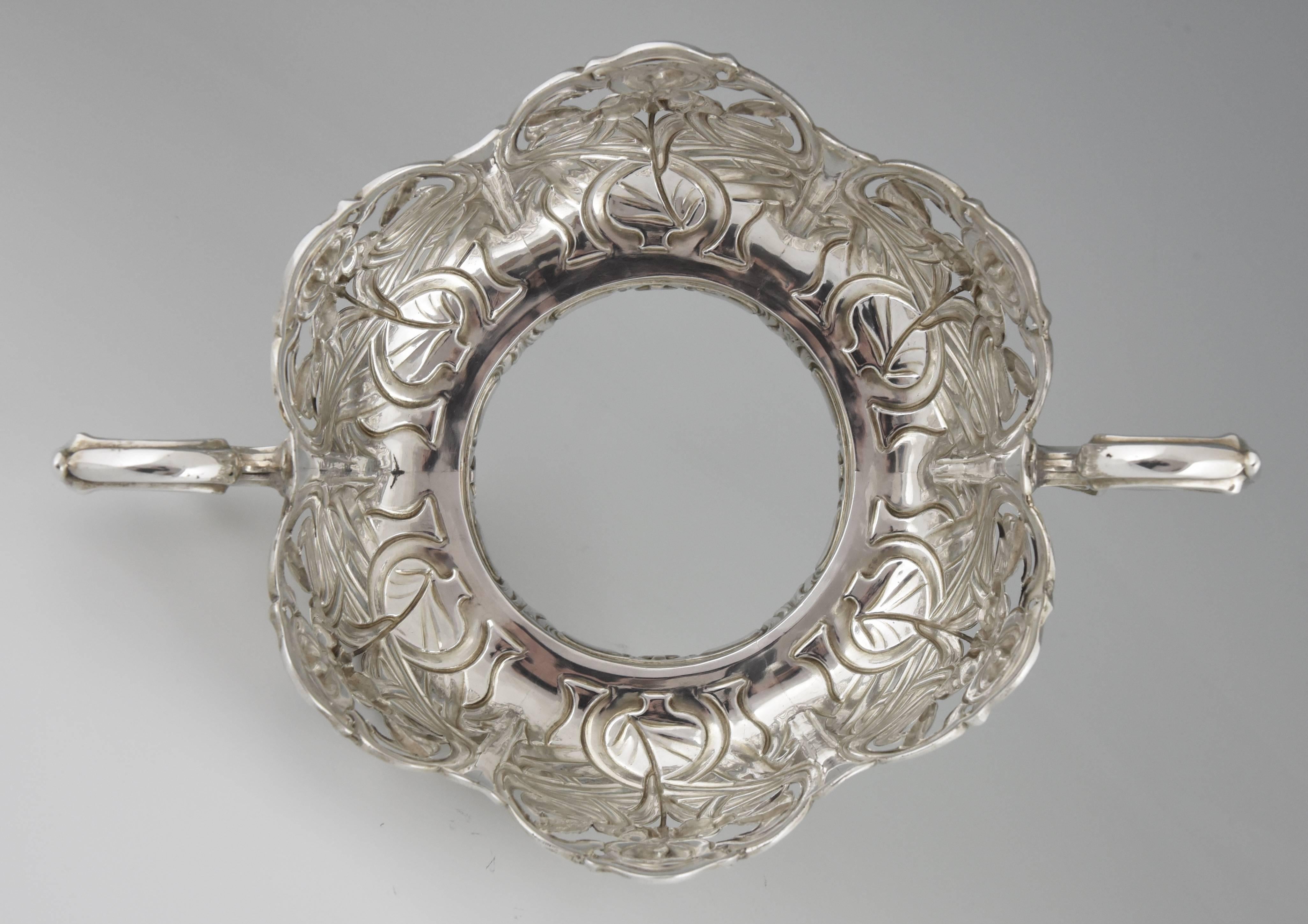 German Art Nouveau silver flower dish with glass liner by A. Strobl, 1900. In Good Condition In Antwerp, BE