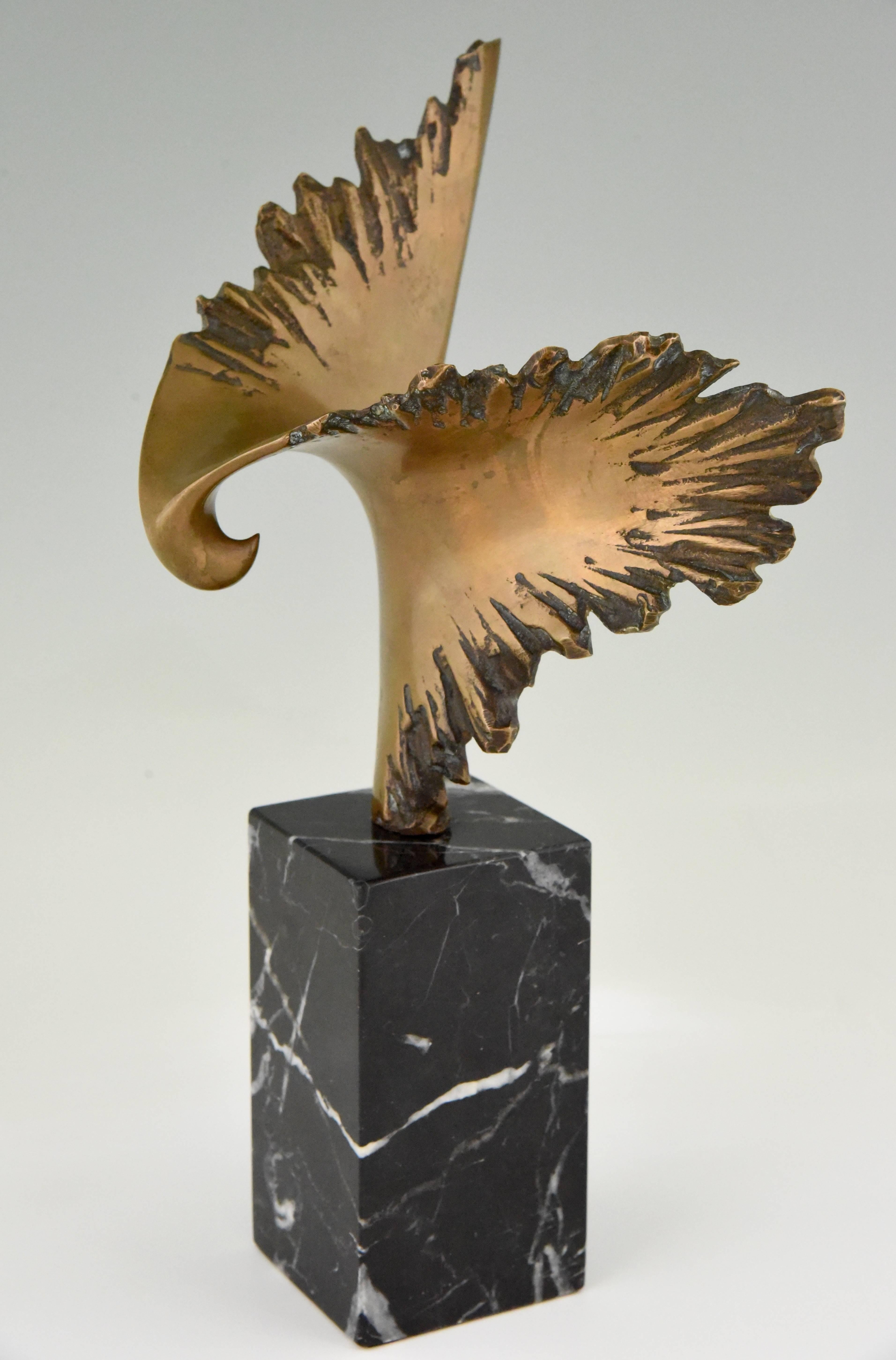 Bronze 1970s sculpture of a stylized eagle
Signature/ Marks: José Luis Pequeno, numbered ?30/50
Style: Mid-Century Modern
Date: 1970
Material: Bronze on marble base.
Origin: Spain
Size: H. 33 cm. x L. 18 cm. x W. 14 cm. ? 
H. 13 inch x L. 7