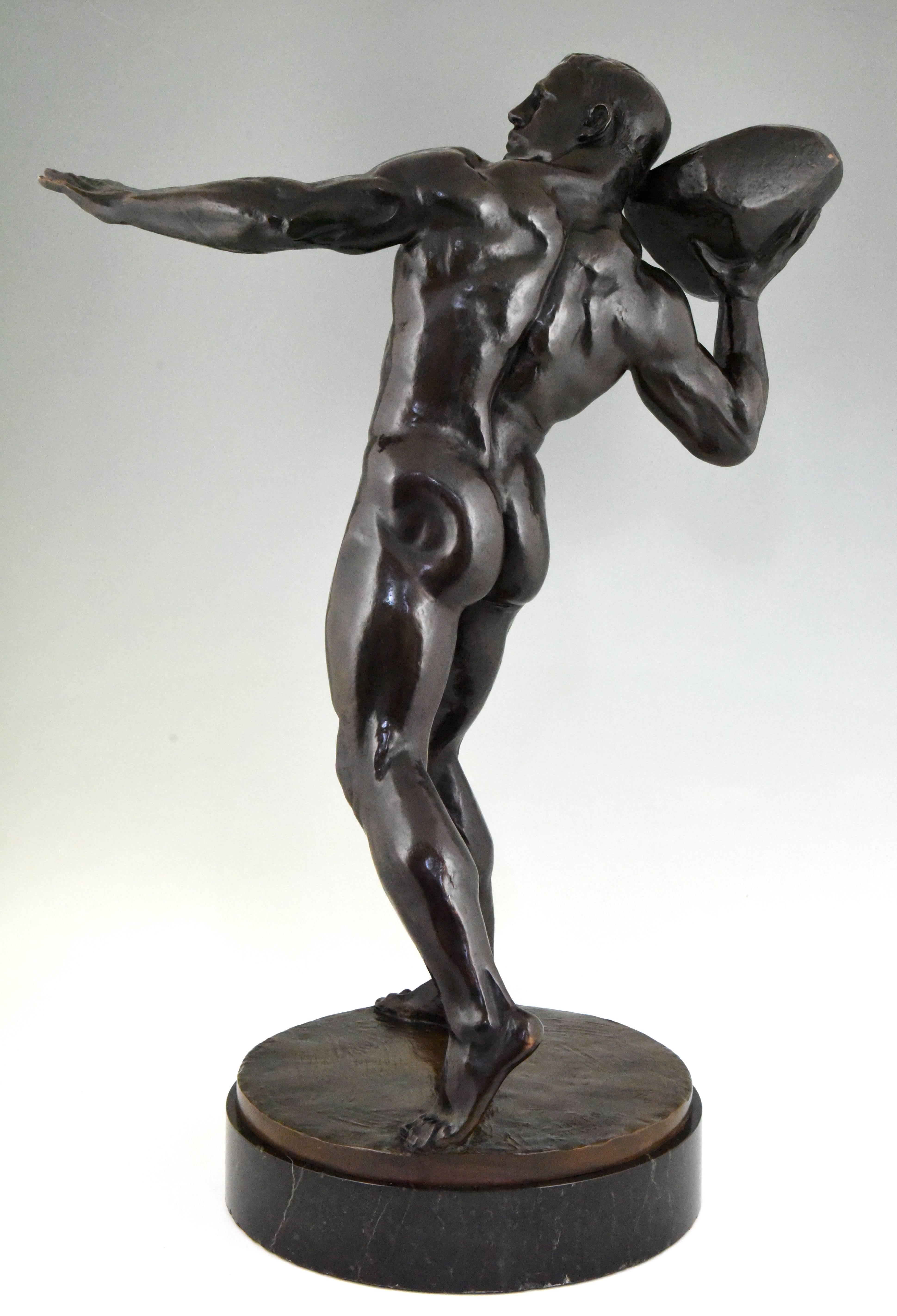 Antike Bronzeskulptur männlicher Akt mit Stein Hugo Siegwart H. 36 Zoll, Skulptur (Neoklassisch) im Angebot