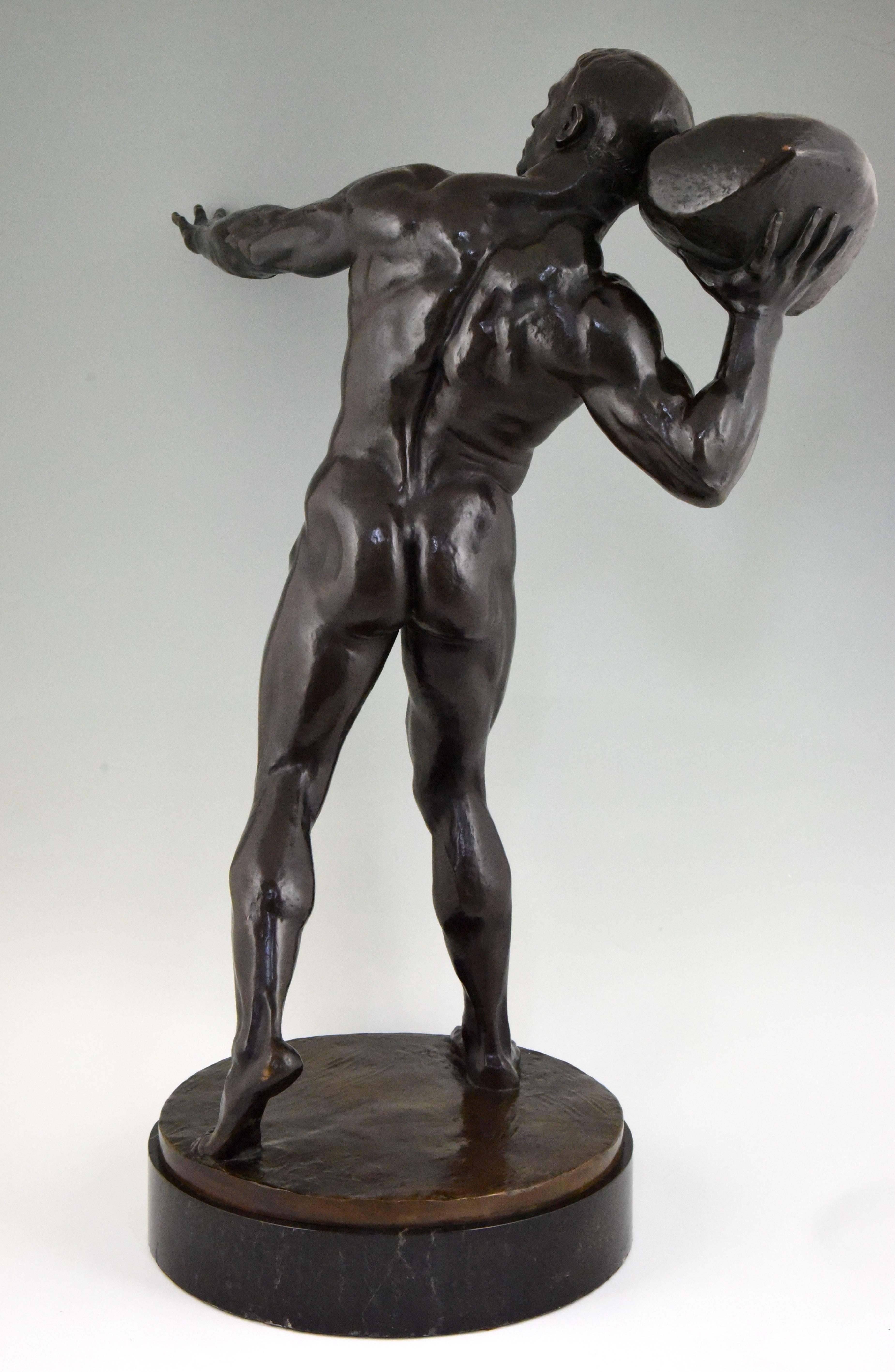 Antike Bronzeskulptur männlicher Akt mit Stein Hugo Siegwart H. 36 Zoll, Skulptur (Schweizerisch) im Angebot