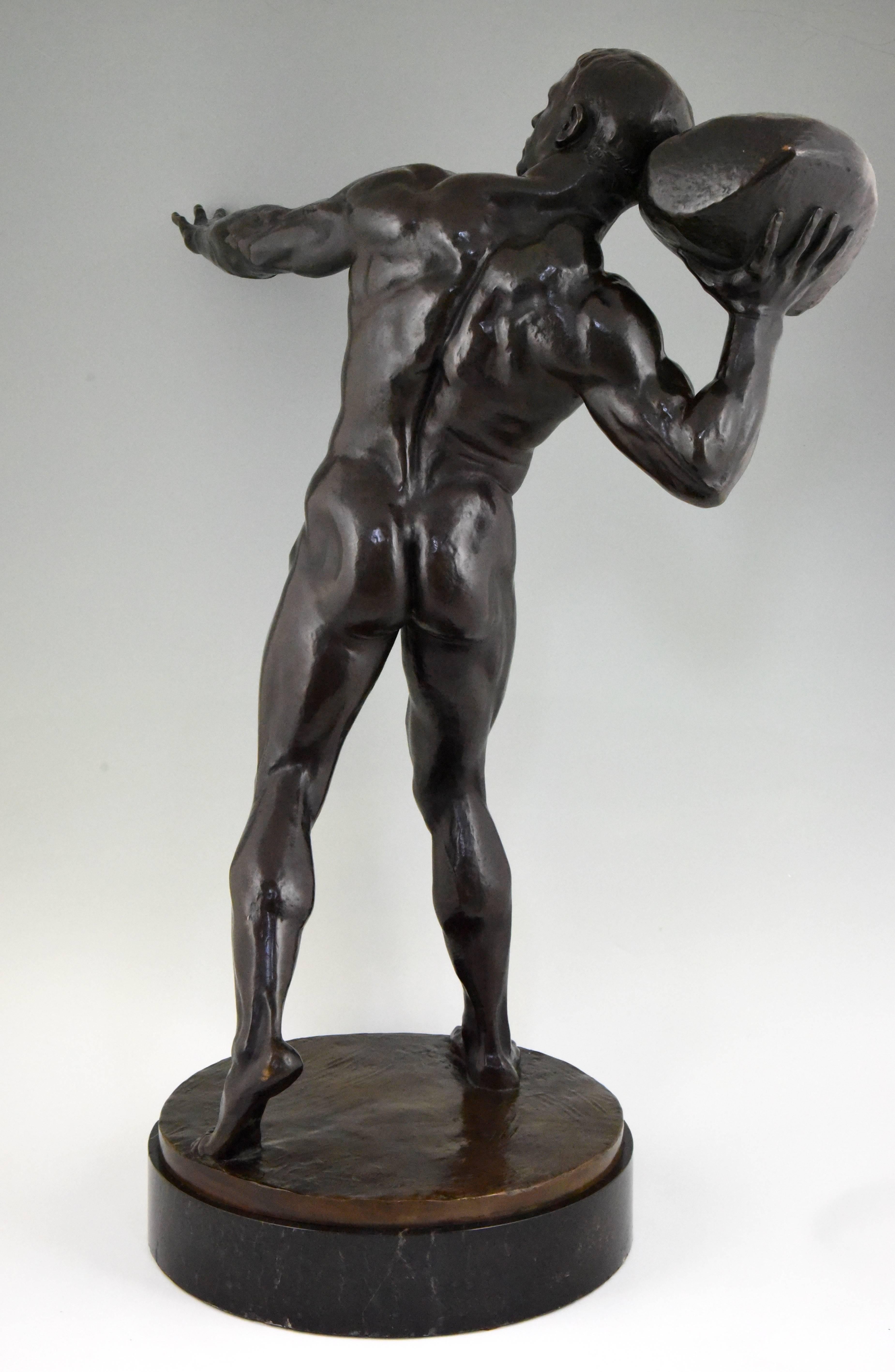 Suisse Sculpture en bronze antique Nu masculin avec Stone Hugo Siegwart H. 36 inch en vente