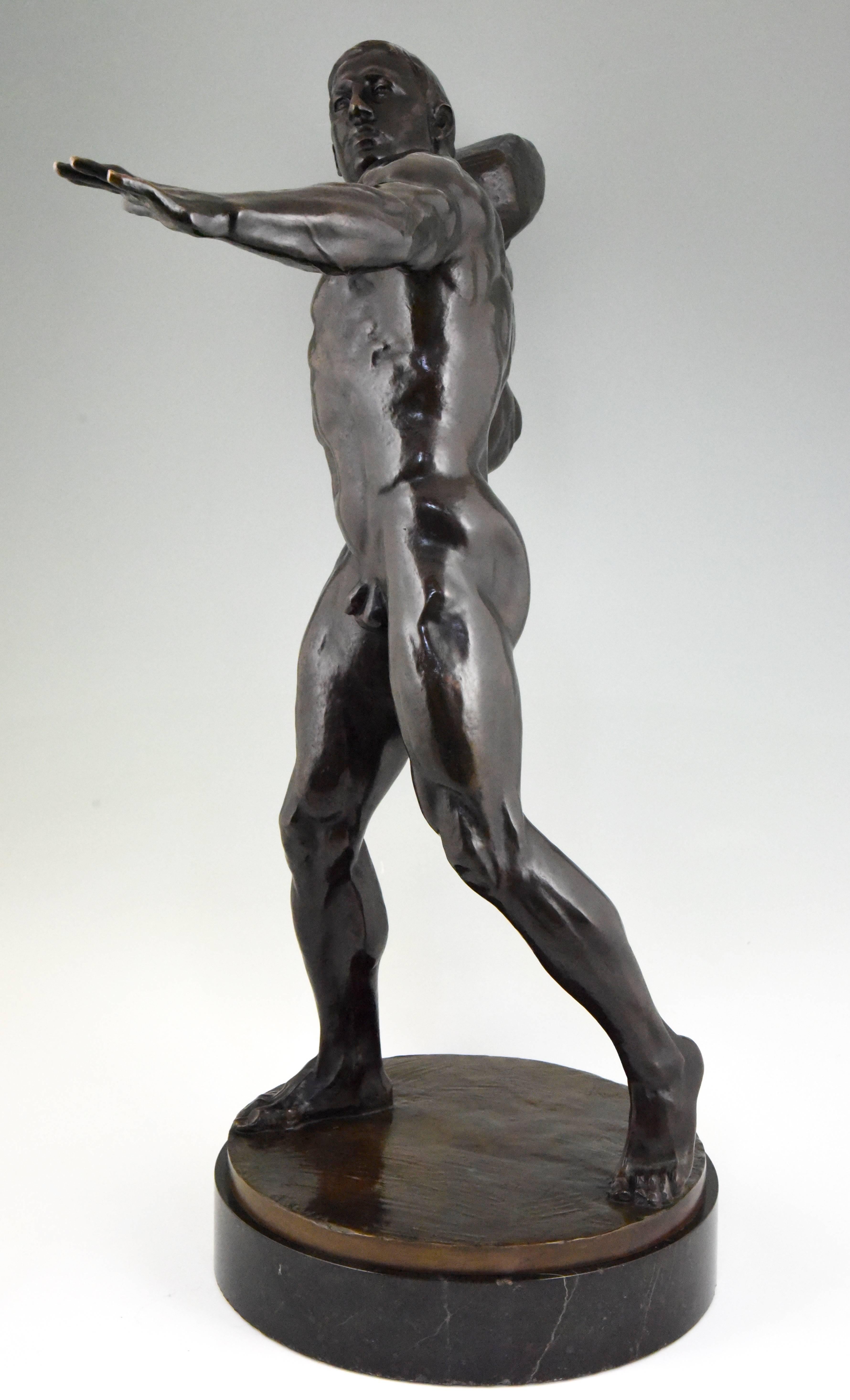 Description Impressive Antique sculpture of a male nude throwing a stone by the Swiss artist Hugo Siegwart (1865-1938) He worked in Germany and France. 
Artist/ Maker: Hugo Siegwart.
Signature/ Marks: Hugo Siegwart
Date: 1900. 
Material: Bronze on