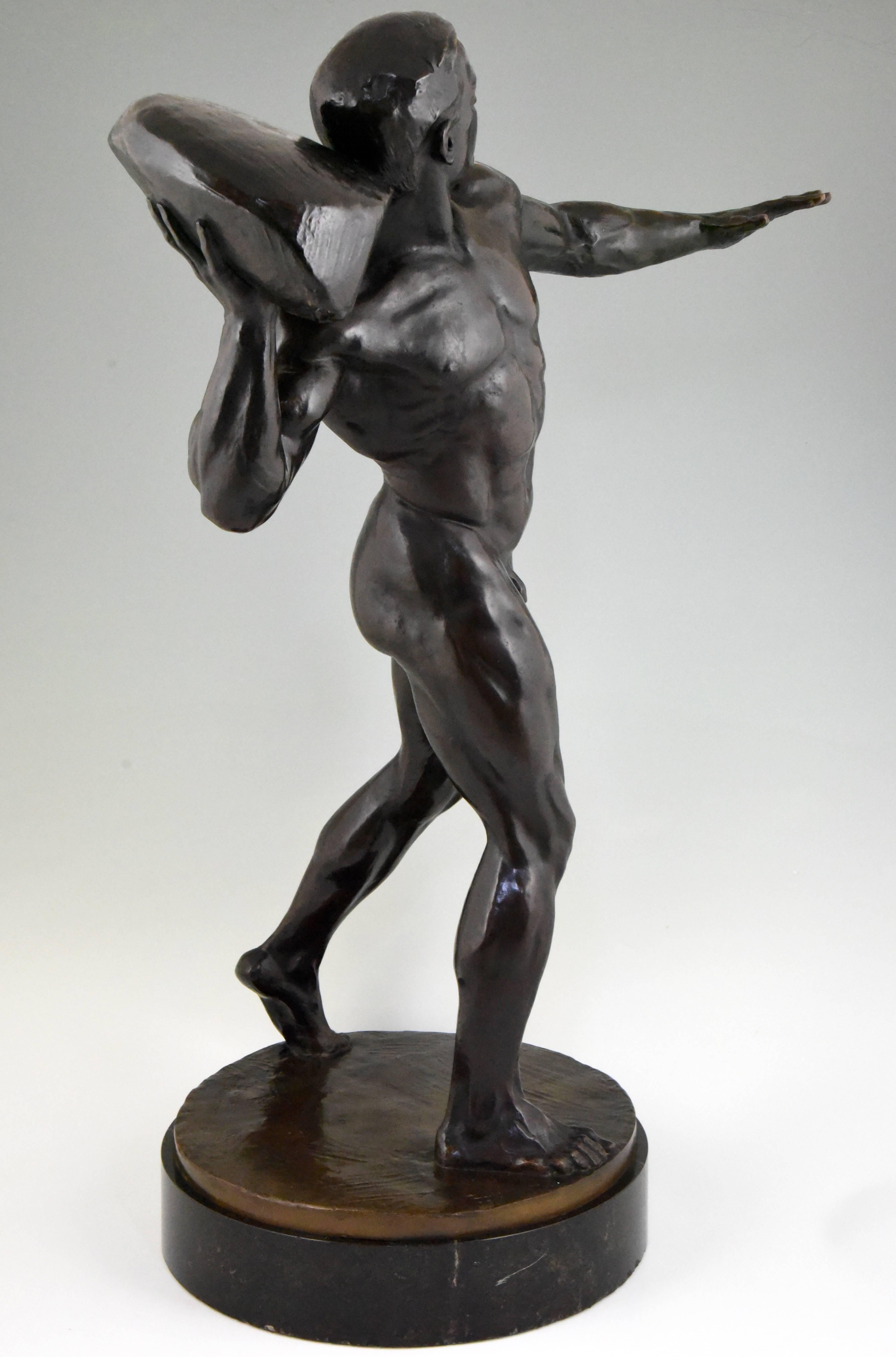 Patiné Sculpture en bronze antique Nu masculin avec Stone Hugo Siegwart H. 36 inch en vente