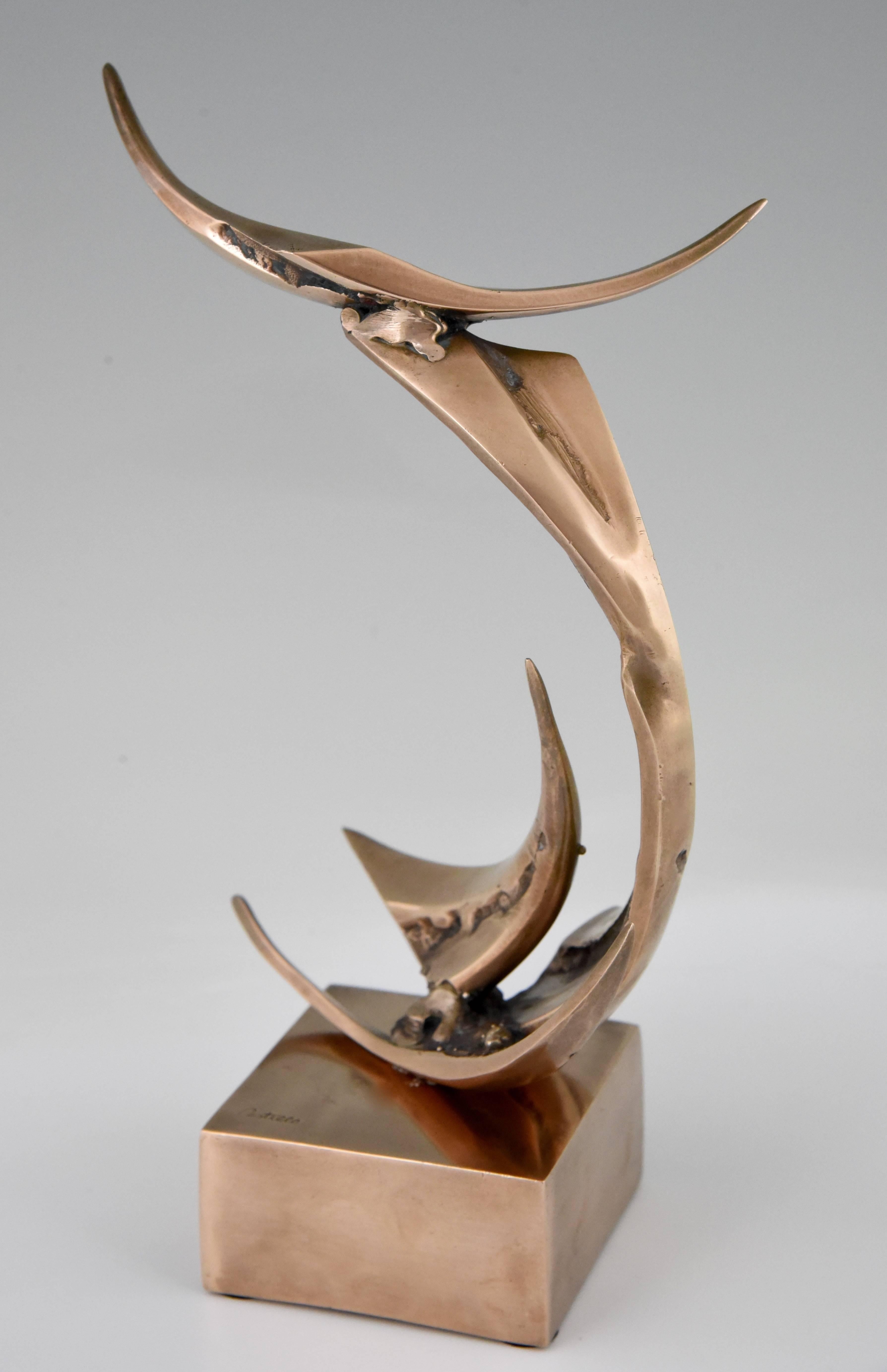 Stylish abstract bronze sculpture by the Spanish artist Jorge Castillo. Signed and numbered. 
Artist/ Maker: Jorge Castillo
Signature/ Marks: Castillo ?3/85?
Style: Mid-Century Modern
Date: 1970
Material: Bronze
Origin: Spain
Size: H. 23 cm.