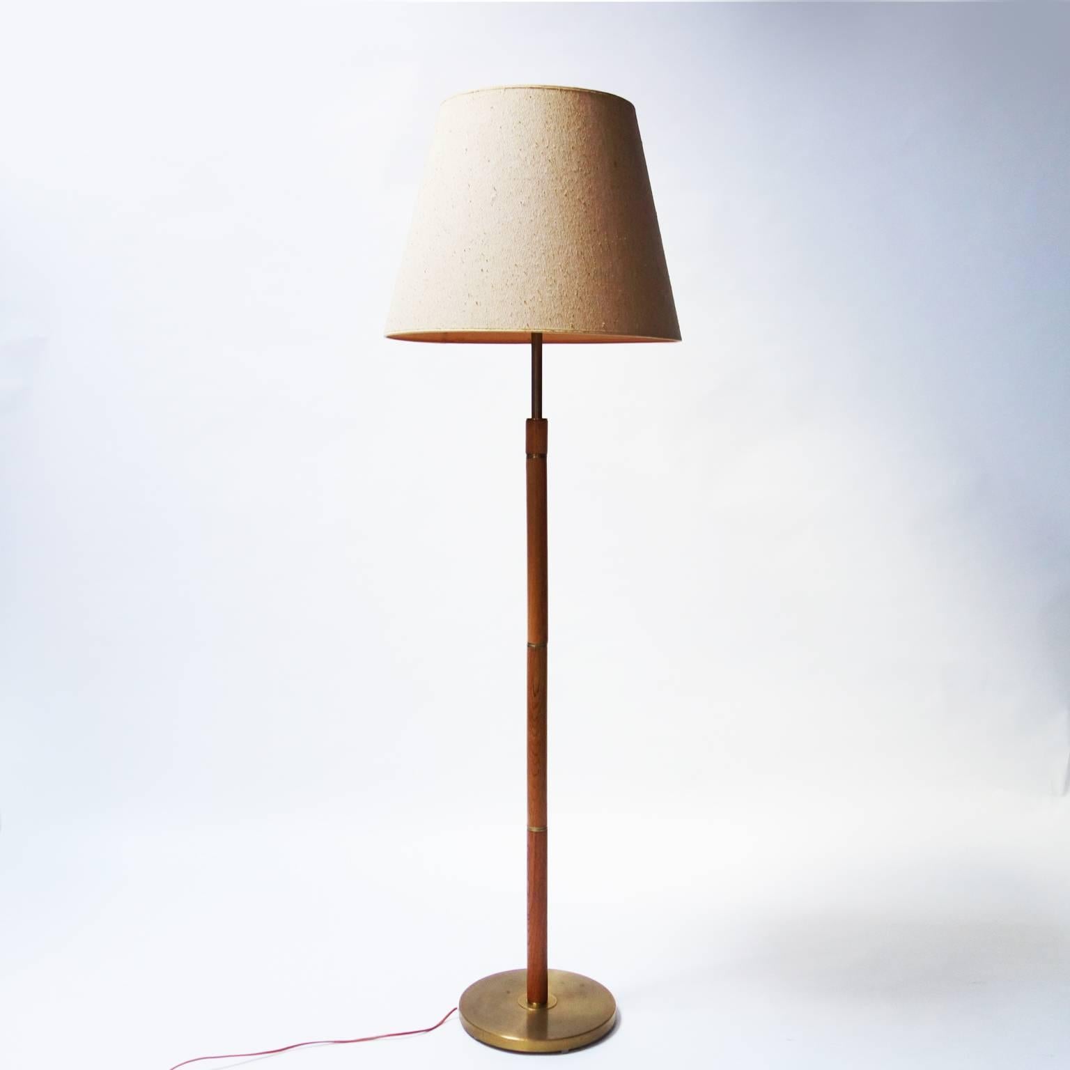Oak and brass floor lamp from Denmark.

Elegant oak design with brass accent and base.

 