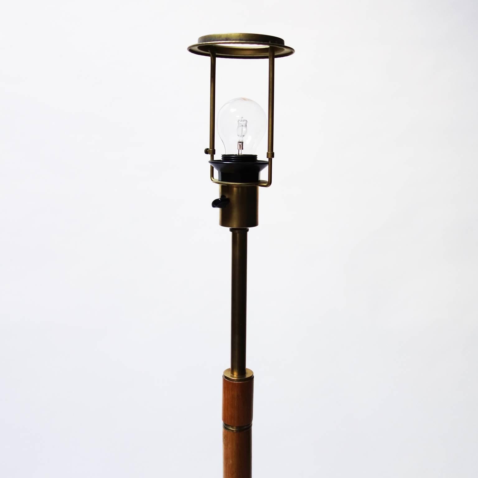 Oak and Brass Floor Lamp from Denmark In Good Condition In Brussels, BE