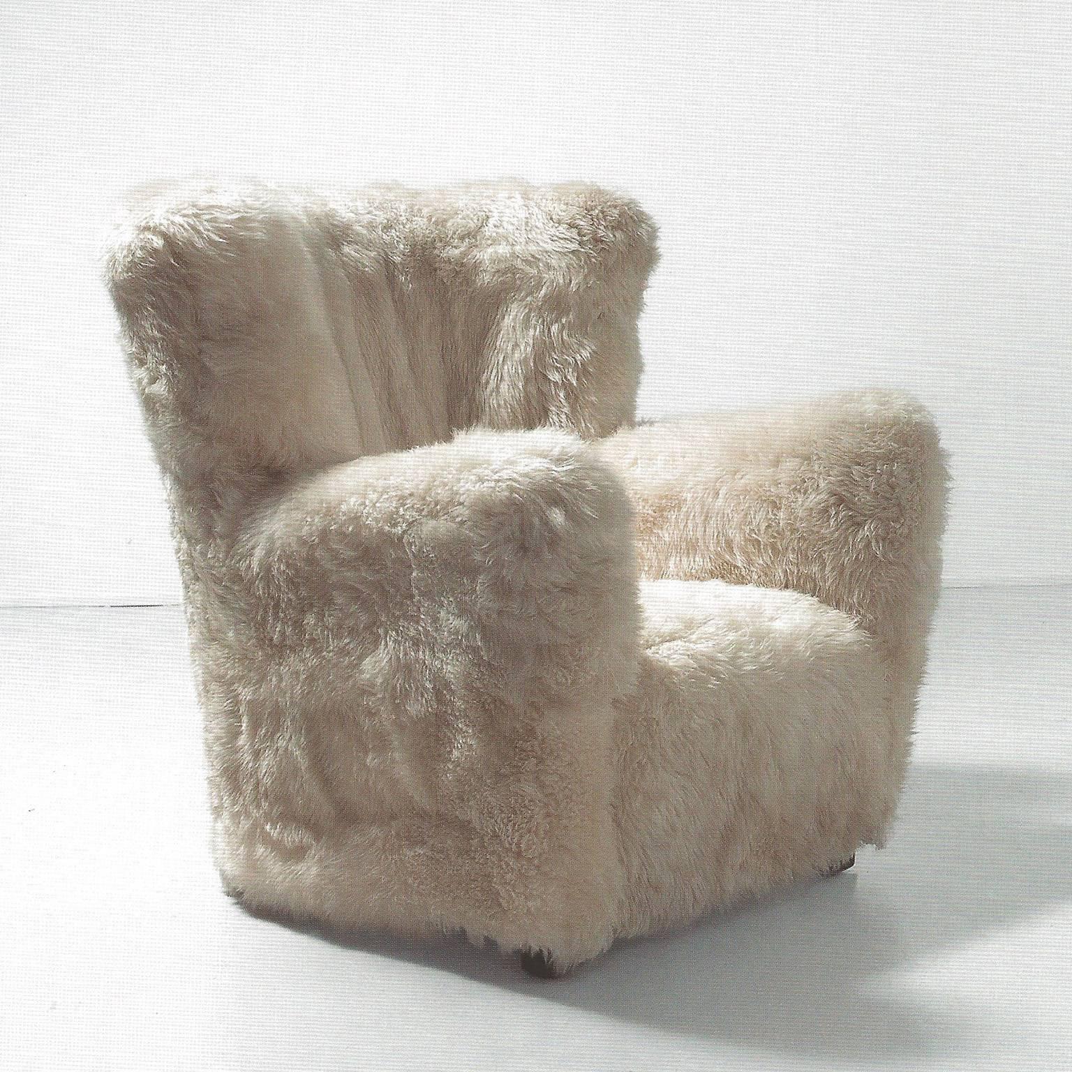 Sheepskin armchair, model 1519 by Fritz Hansen.
Wood legs, original sheepskin.
Edition Fritz Hansen.