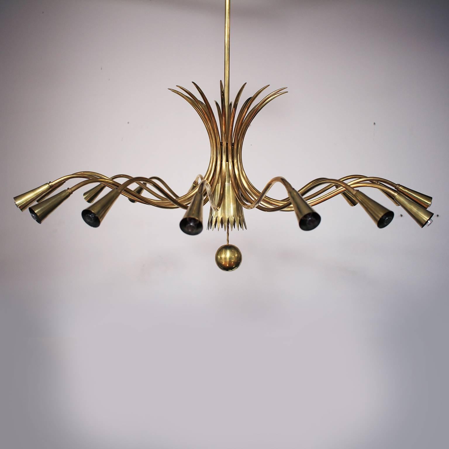 Sixteen-Arm Brass Chandelier in the Style of Guglielmo Ulrich im Zustand „Gut“ in Brussels, BE
