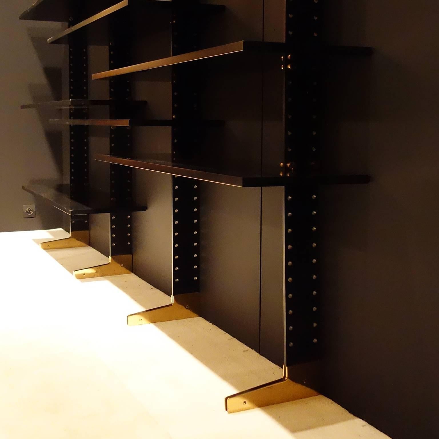 Beautiful bookcase by Ignazio Gardella with modular shelves in very good conditions edited by MisuraEmme inspired by a previous model 