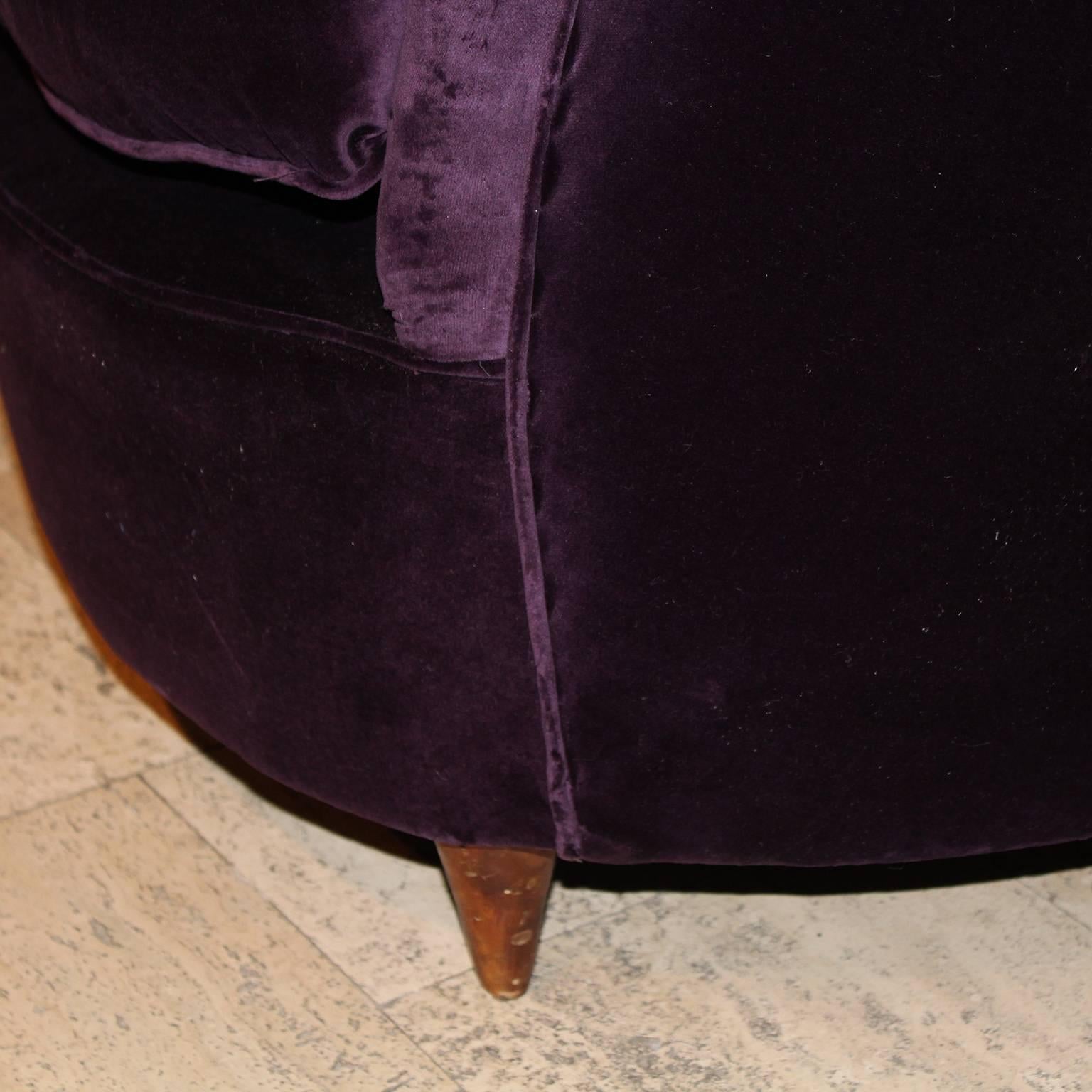 Curved Italian Sofa in Aubergine Velvet In Excellent Condition For Sale In Brussels, BE