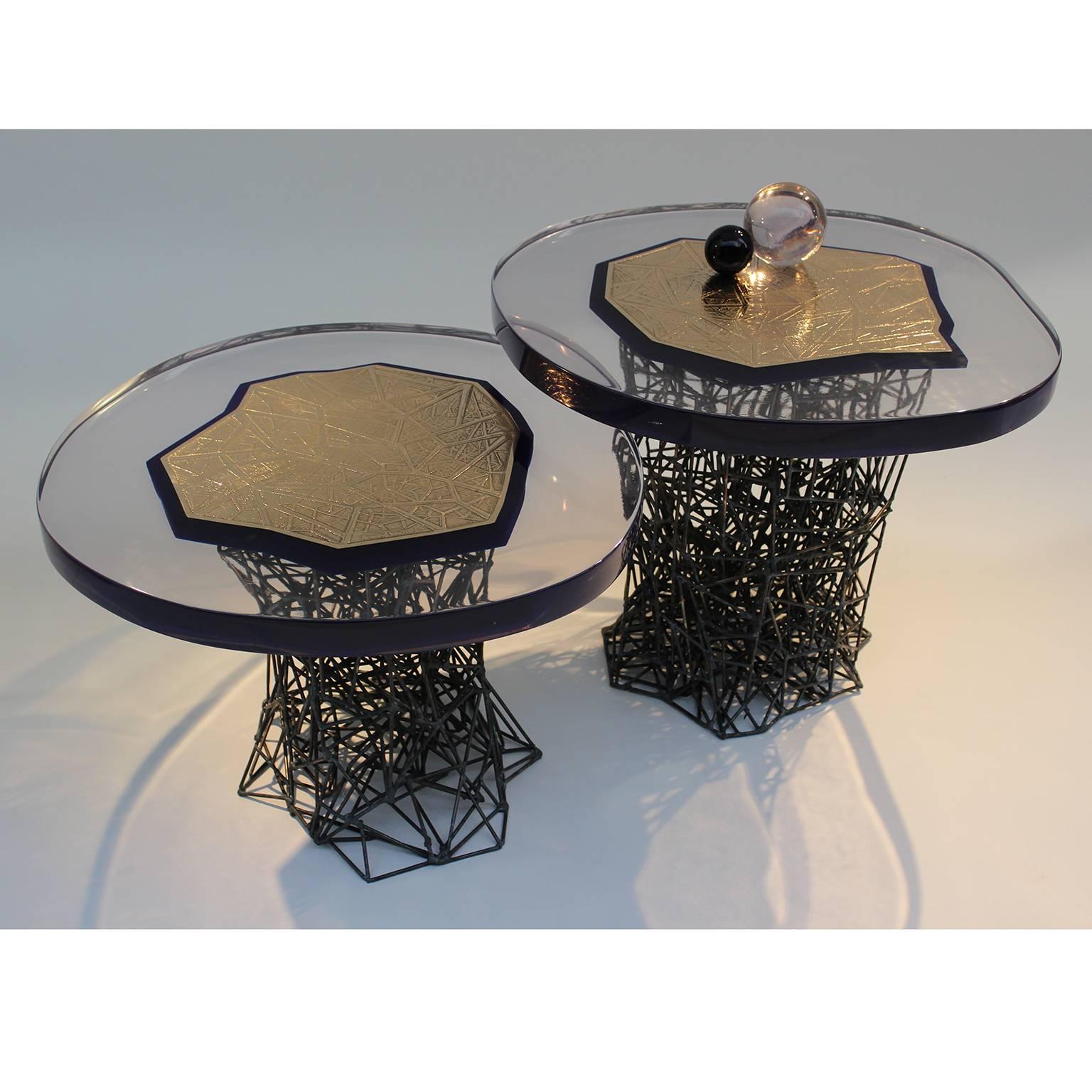 Pair of end tables in etched bronze with bleu and transparent resin, resting on leg composed of welded metal rods.
Unique pieces. Delivered with 