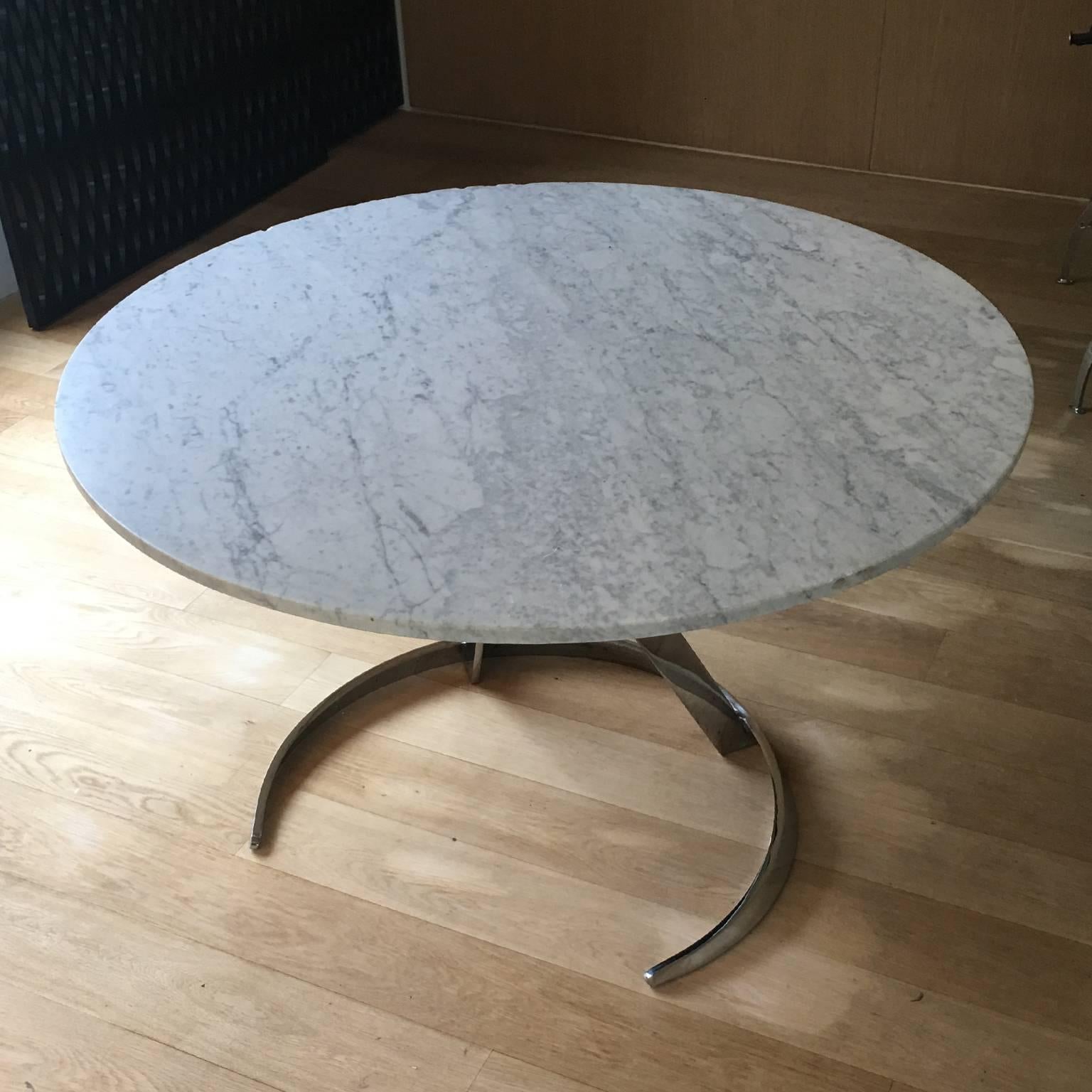 Circular dining table with chrome pedestal and marble tabletop by Boris Tobacoff for Mobilier Modulaire Moderne.
 
