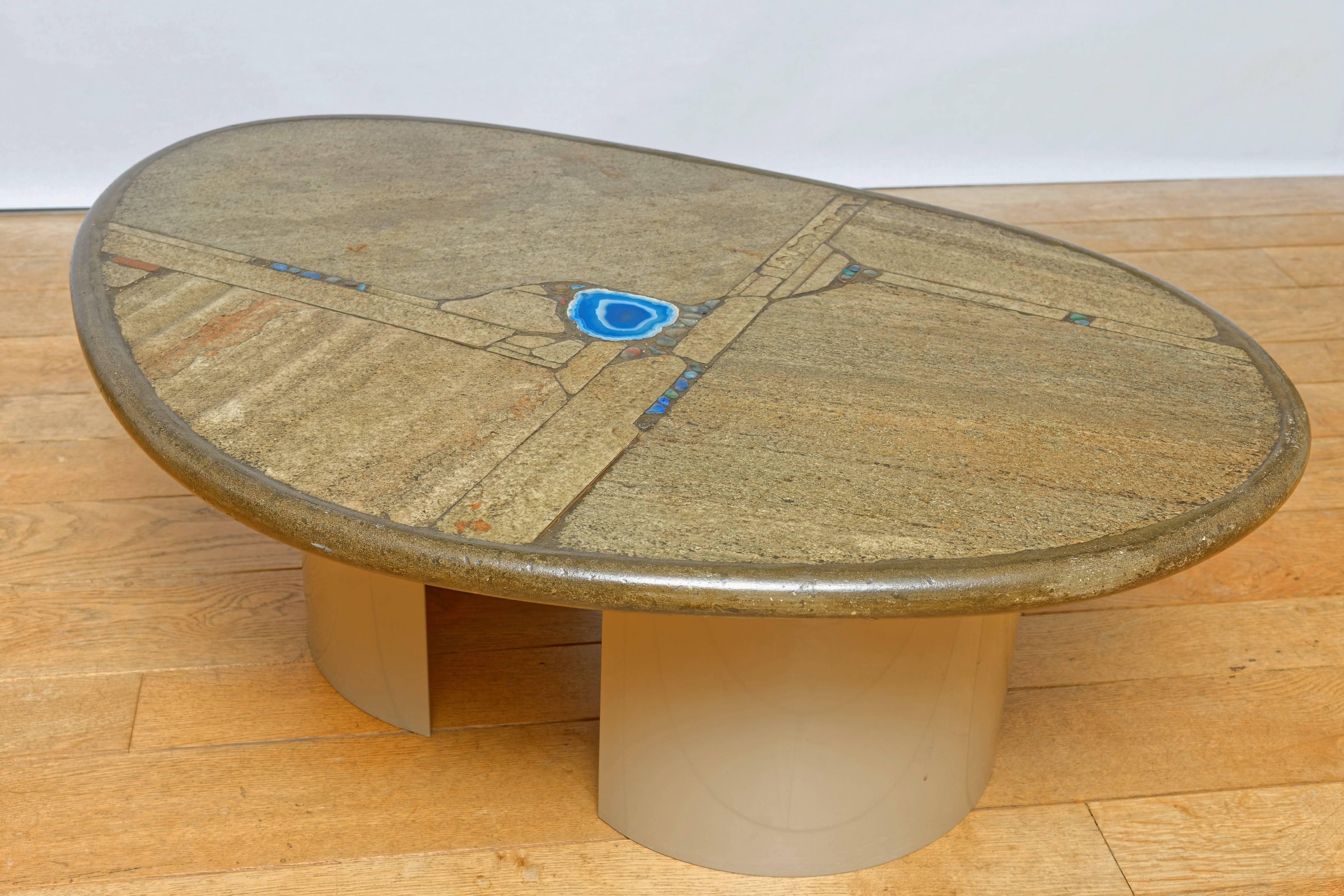 Rare one-off low table by the Dutch artist Paul Kingma (1931-2013).
Top made of natural stone with blue agates, brass and copper inlays, light glossy finish.
Semicircular feet in lacquered metal. Signed with the artist name and year (see last image).