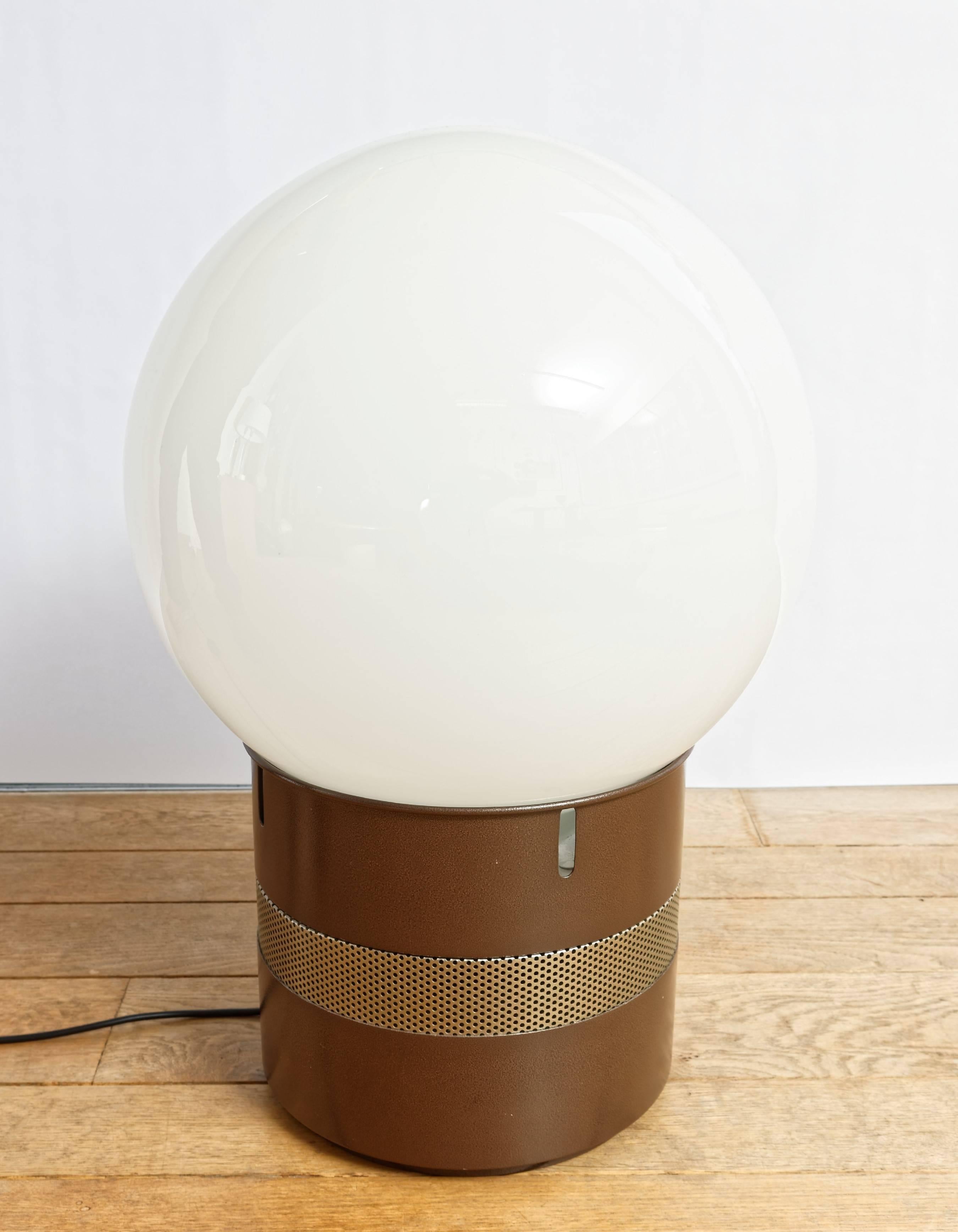 'Mezzoracolo' table or floor lamp by the Italian architect Gae Aulenti (1927-2012) and executed by Artemide, Italy.
Three light bulbs (one inside the white glass ball and two inside the base/foot).