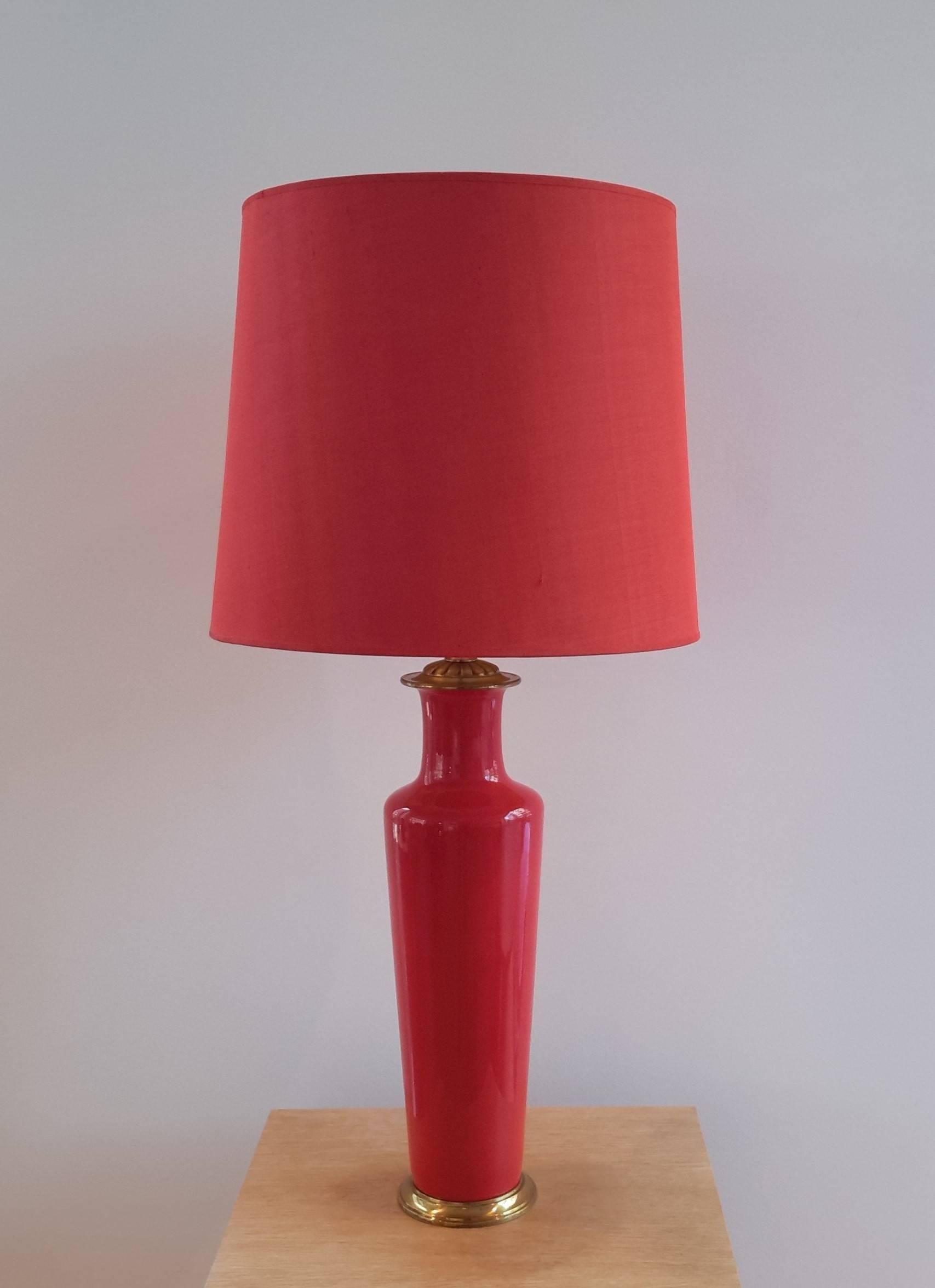 Tall coral red glass lamp executed by Venini, glassworks in Murano, (Italy), made of a vase designed by Carlo Scarpa, model #3943 with a brass-plated metal frame, original assembling (some fading).
Two light bulbs (big sockets). Adjustable height