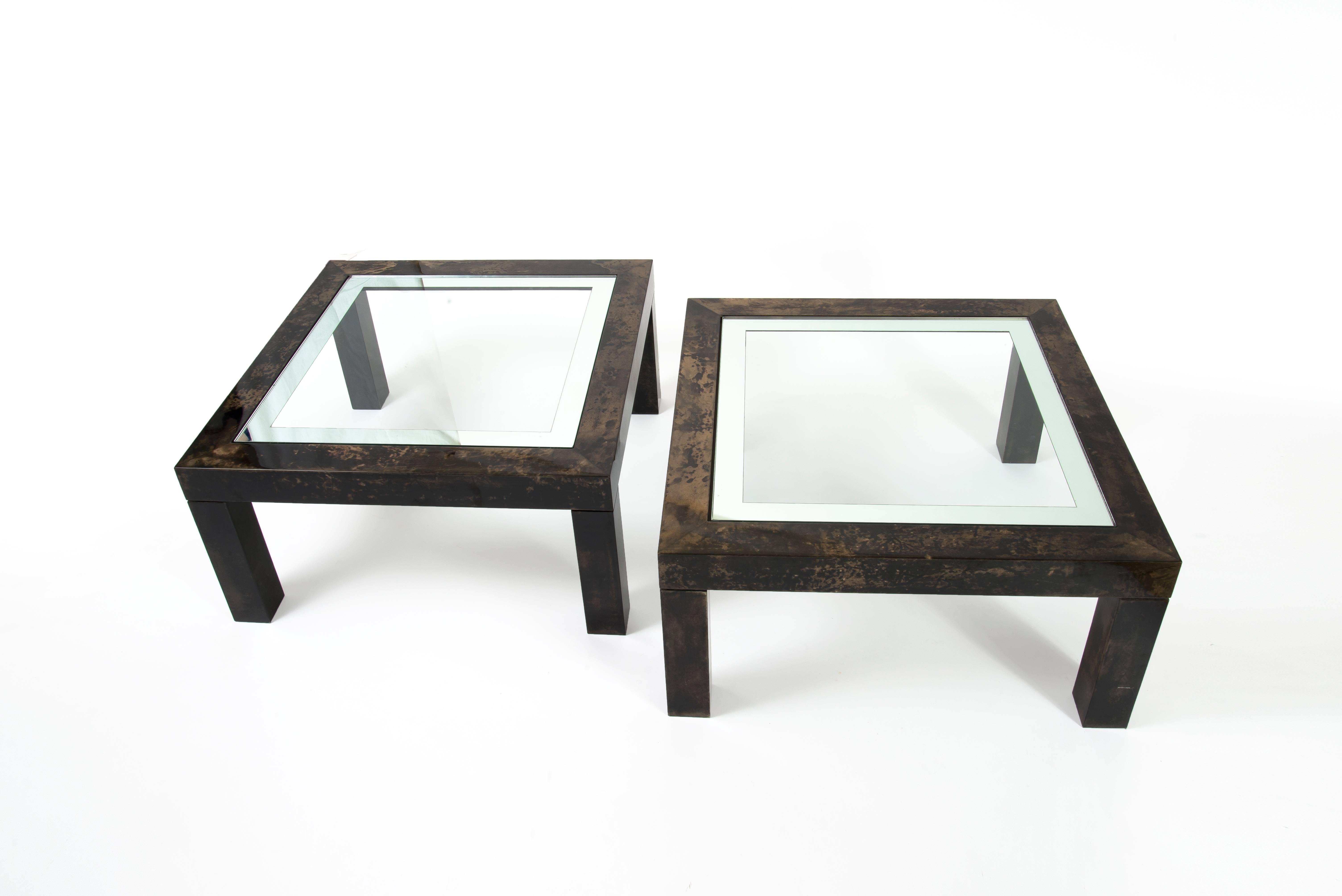 Pair of coffee executed by the Italian furniture maker, Aldo Tura.
Frame in 'parchment' and glass top with a mirror edge.