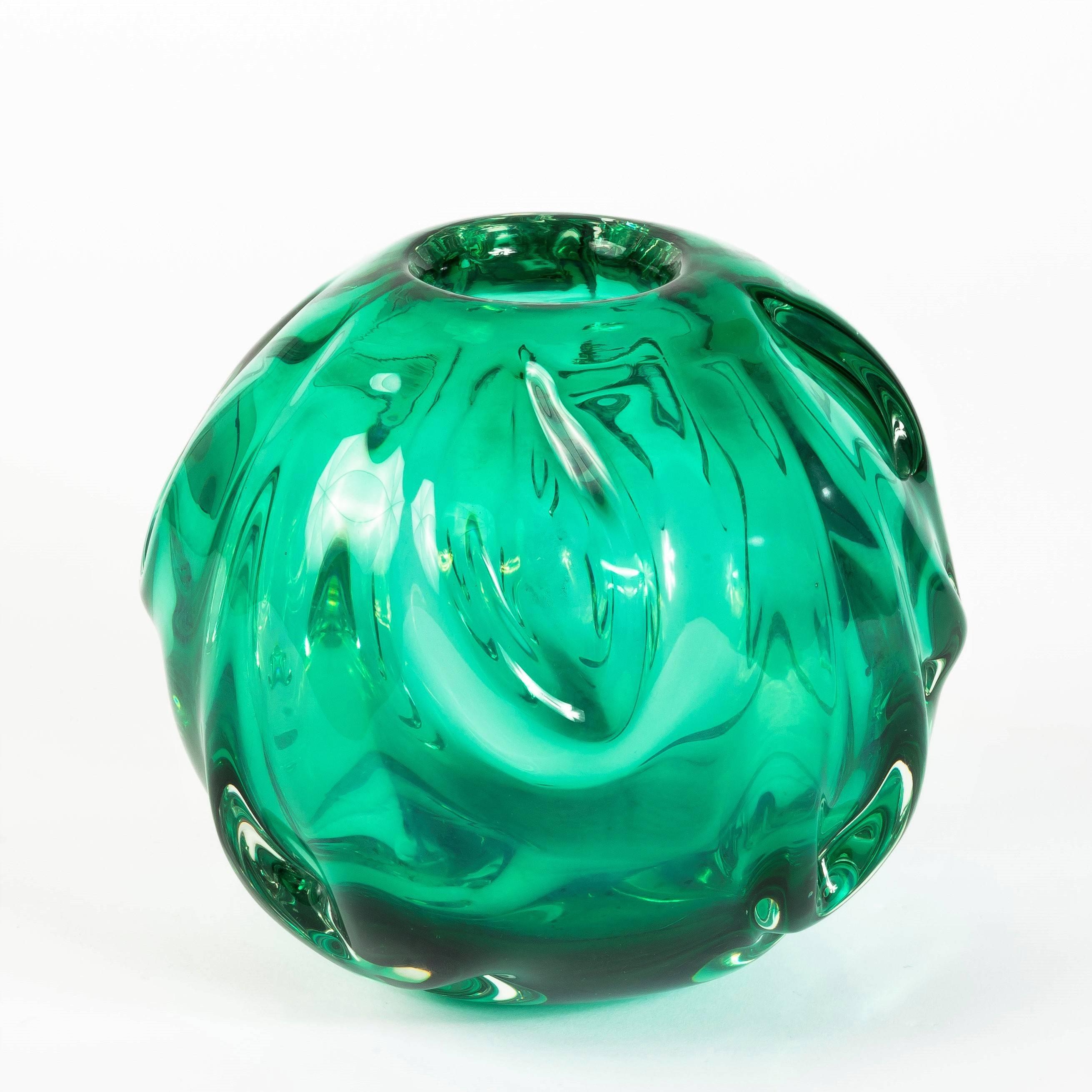 Ball vase in 'verde mare' glass by the Italian glass designer Flavio Poli (1900-1984) and executed by Seguso Vetri d'Arte, glassworks in Murano (IT). Venetian retailer period paper label under the vase.
This vase illustrated in Marc Heiremans,