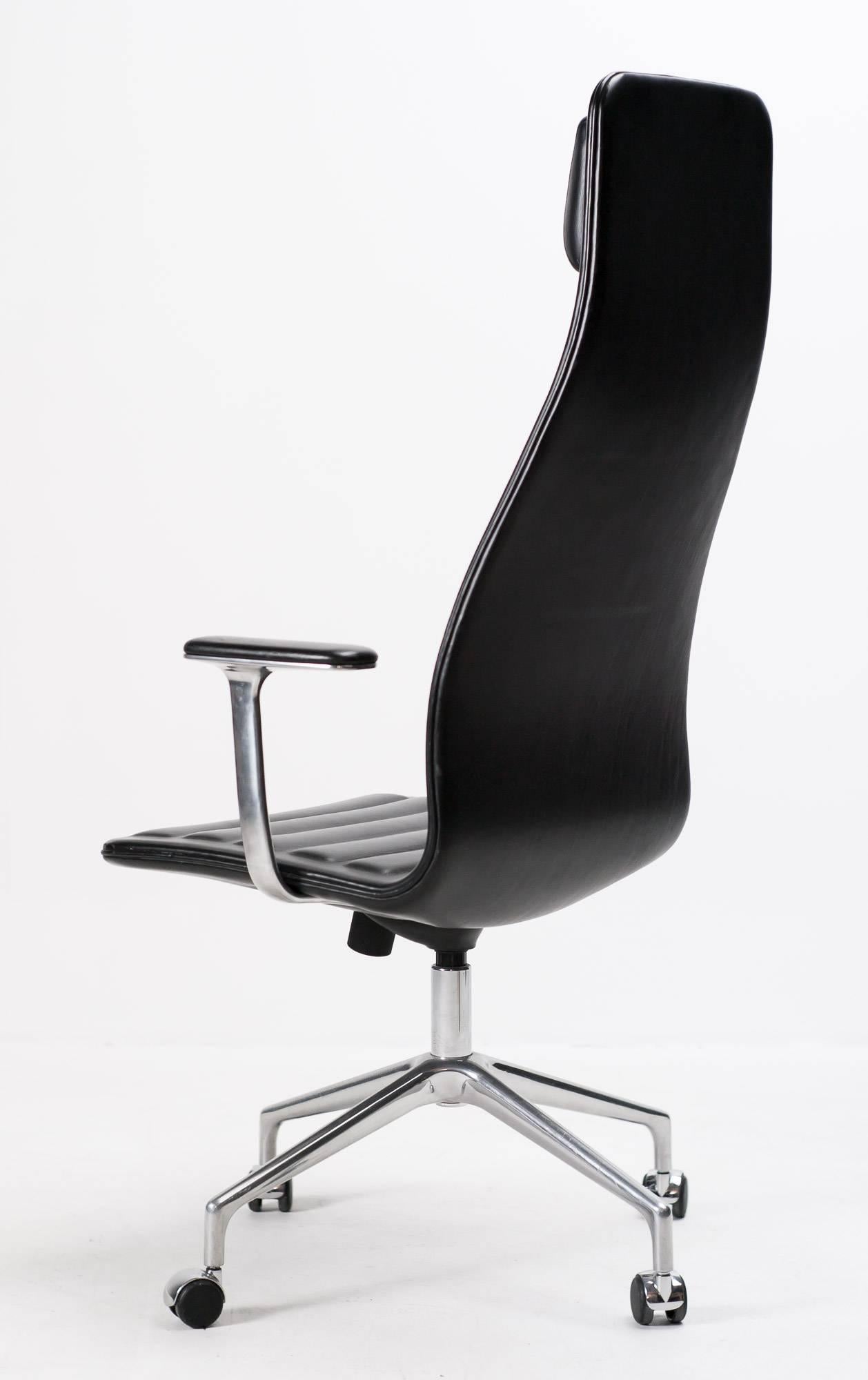 High Lotus desk chair designed by Jasper Morrison for Cappellini. Moulded black leather upholstered meeting chair. Swivel, height adjustable, tilt adjustable and chromed cast aluminium base. Removable magnetically attached head cushion. First