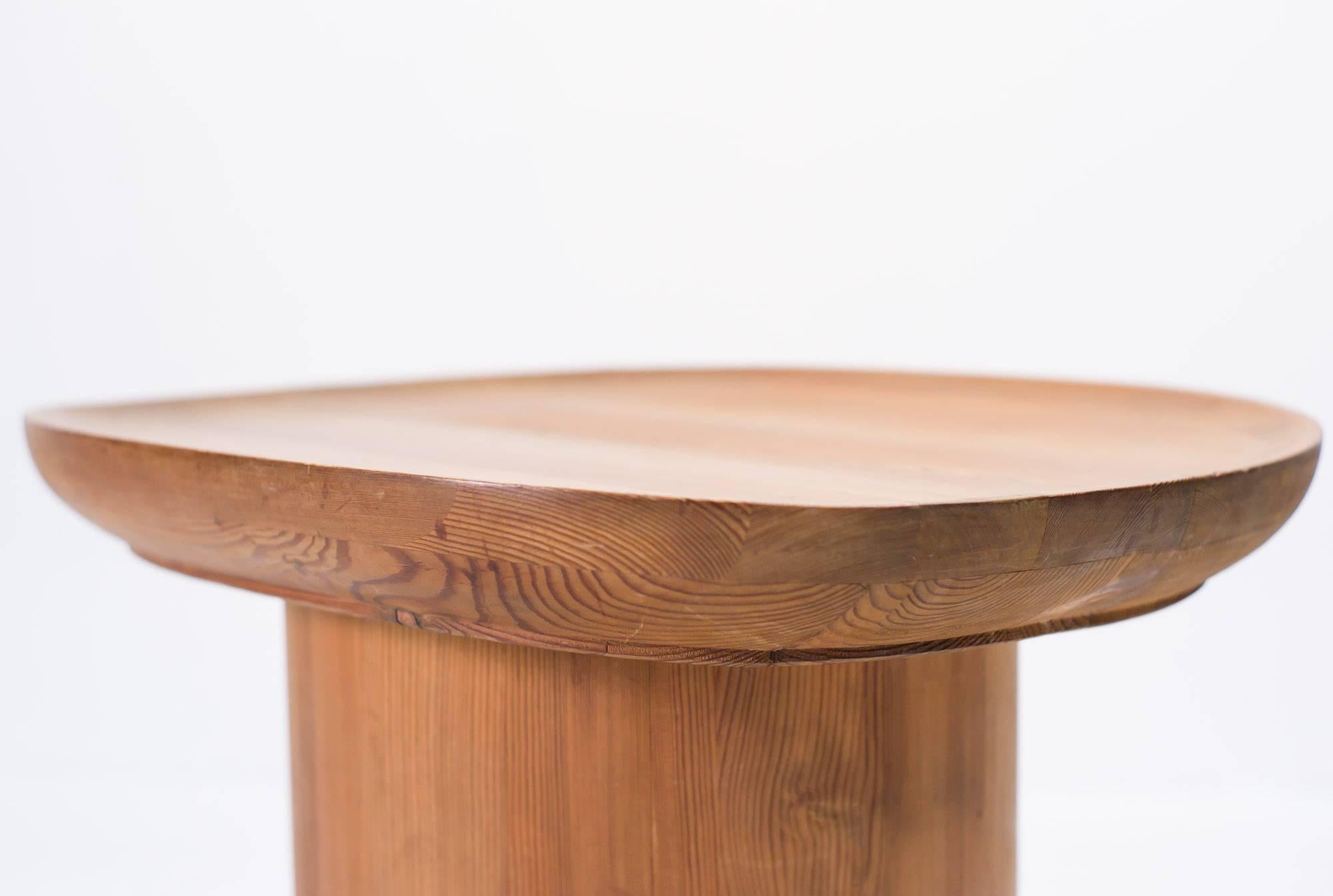 Side table in solid pine. Designed by Axel Einar Hjorth for NK, Sweden, 1932.
Documented in Axel Einar Hjorth: Möbelarkitekt, Björk, Ekström and Ericson.