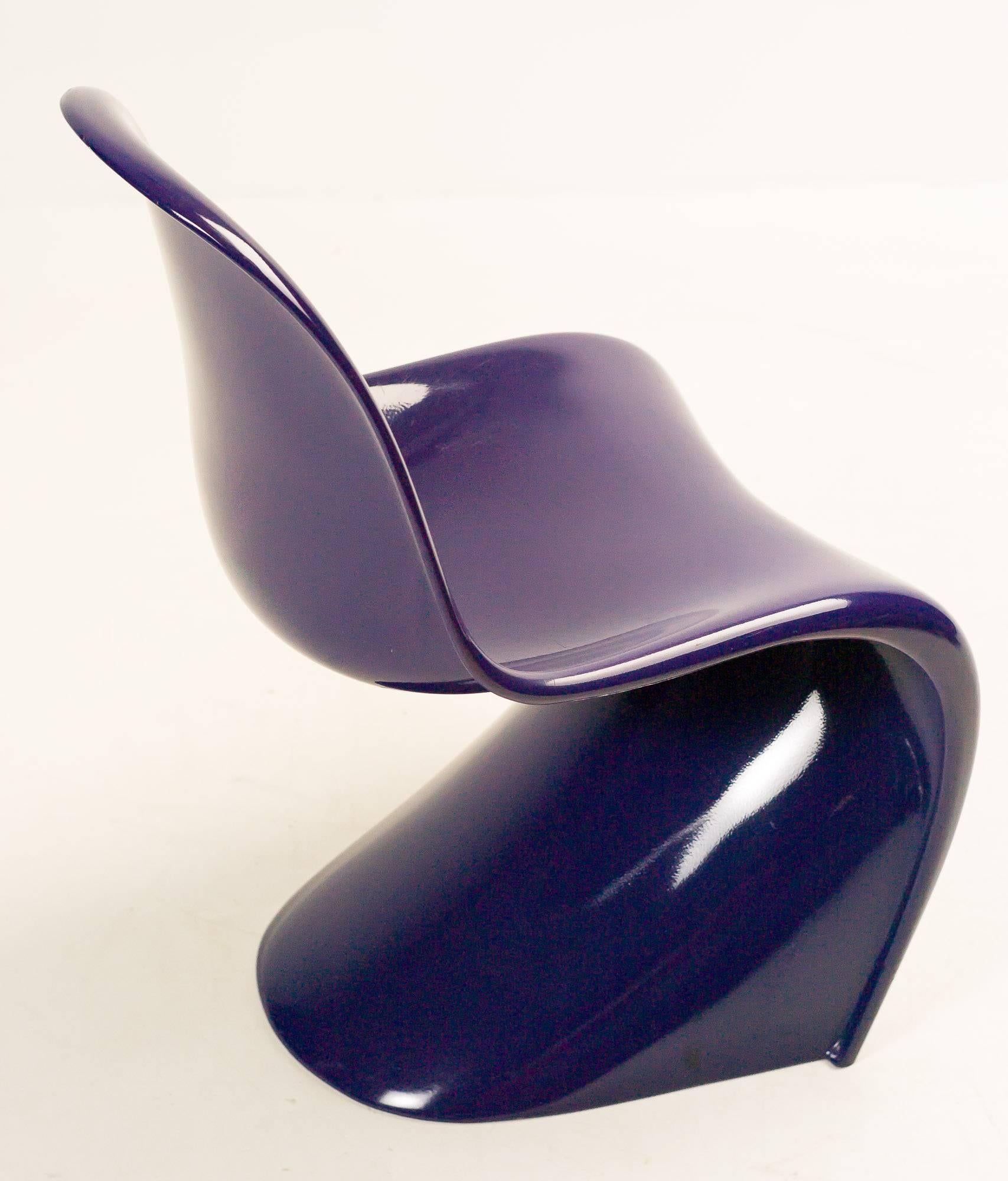 Designed in 1958-1967 by Verner Panton. This slender, rare first series of the famous Panton chair was produced by Herman Miller in 1968. Polyurethane hard foam (Baydur) painted purple. Bottom of two chairs marked with Herman Miller stickers.