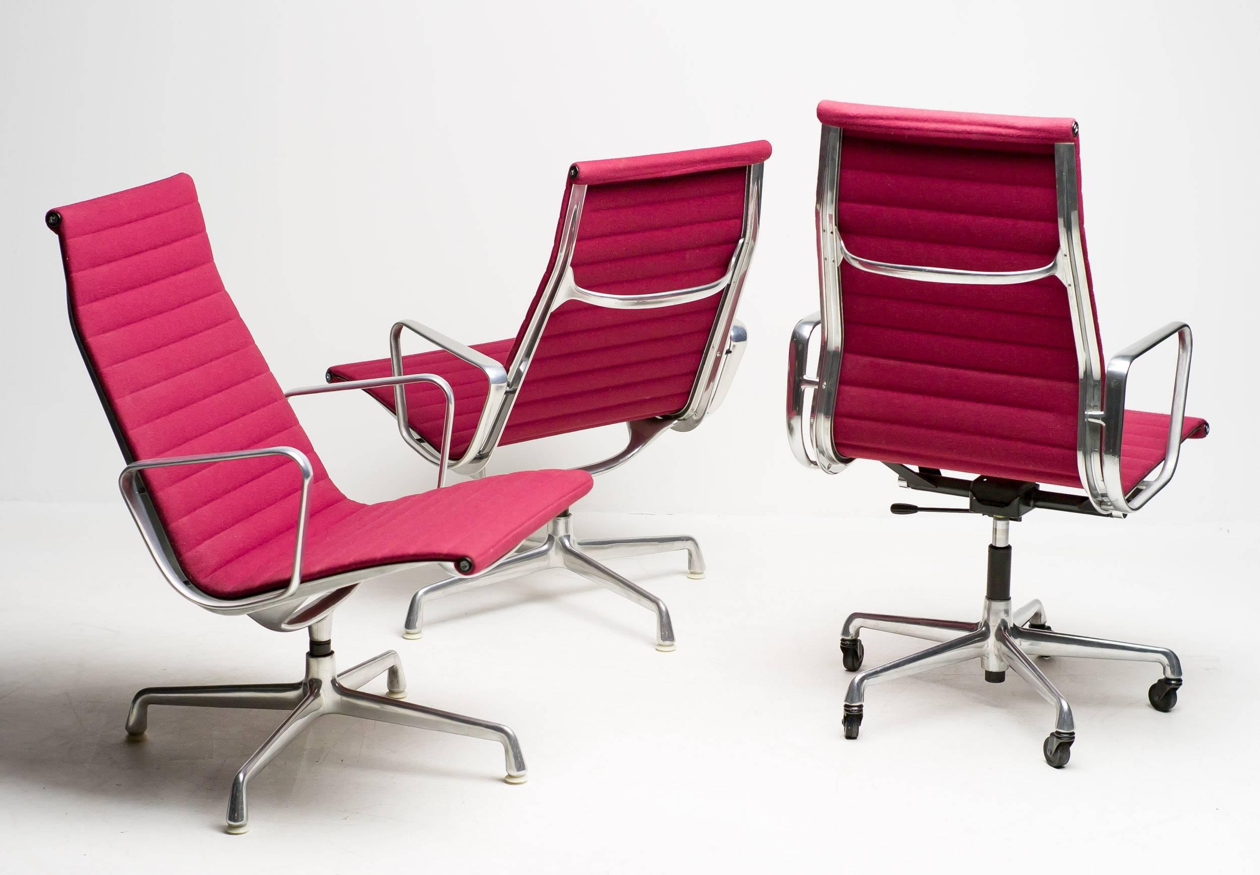 Aluminium group set in red Hopsak by Charles Eames for Herman Miller.

Consists of two EA116 lounge chairs and one EA119 desk chair.
Lounge chairs on swivel base, desk chair with tilt mechanism and gaslift.

Excellent fast & affordable