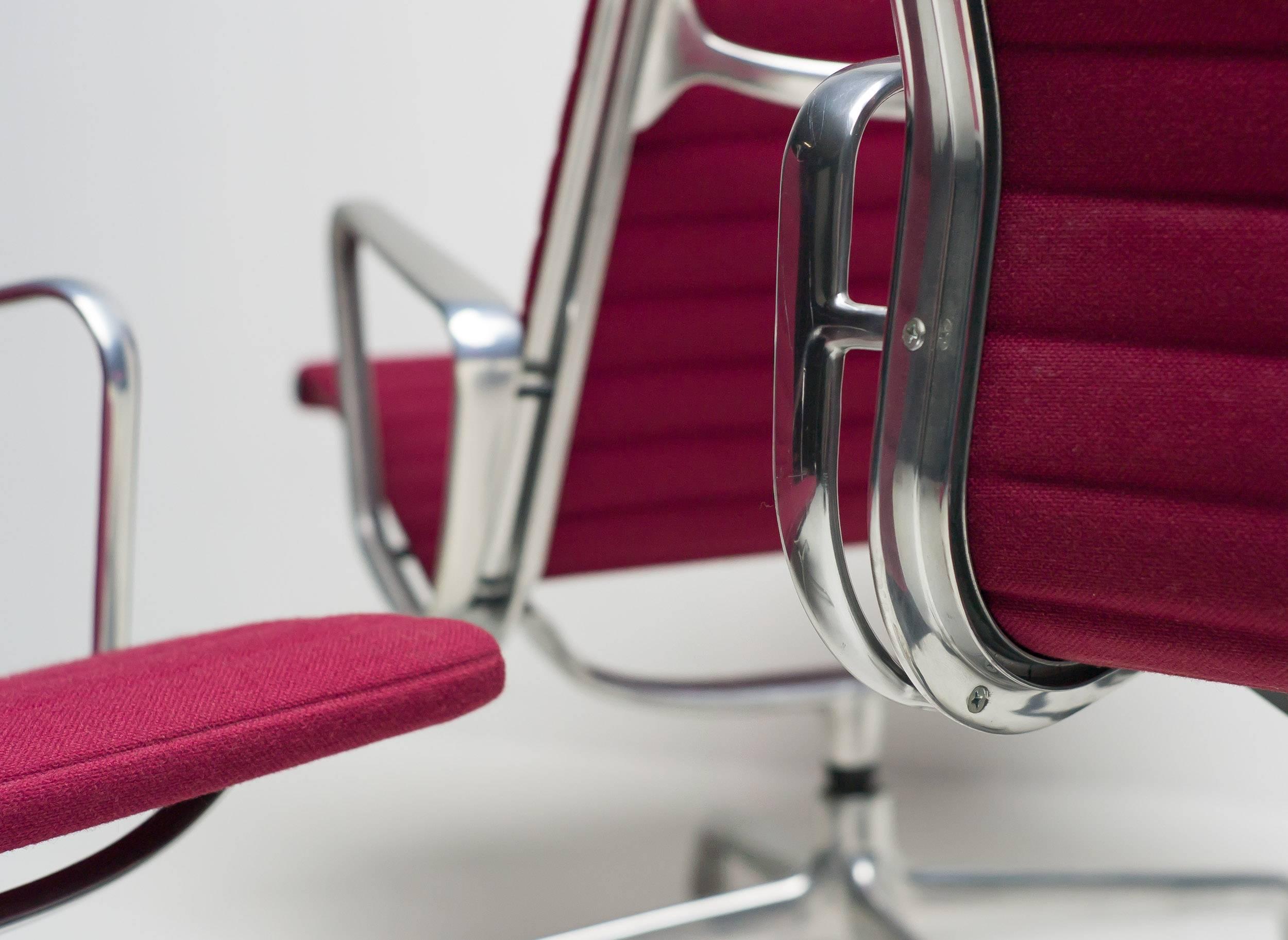 Mid-Century Modern Eames Aluminium Group Chairs in Red
