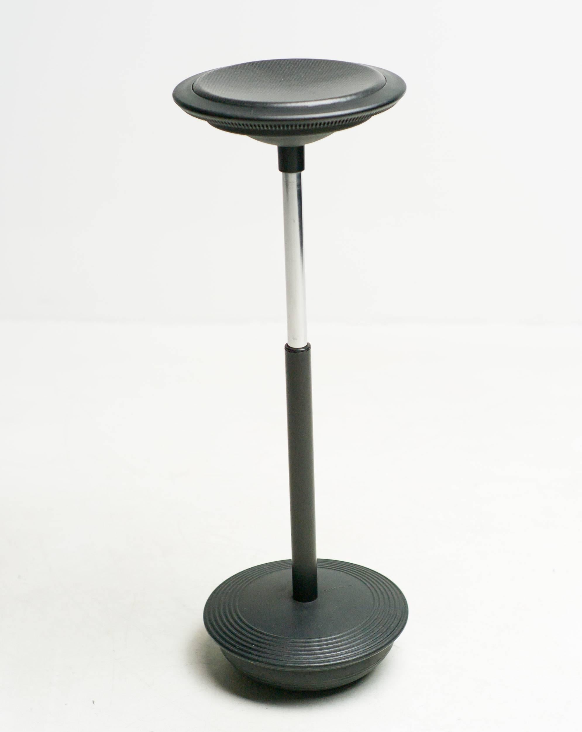 The Stitz leaning aid is an exceptional piece of furniture, that involves neither sitting nor standing, but somewhere in between. What is so ingenious about Stitz, is that it allows the body to relax but puts it through its paces at the same