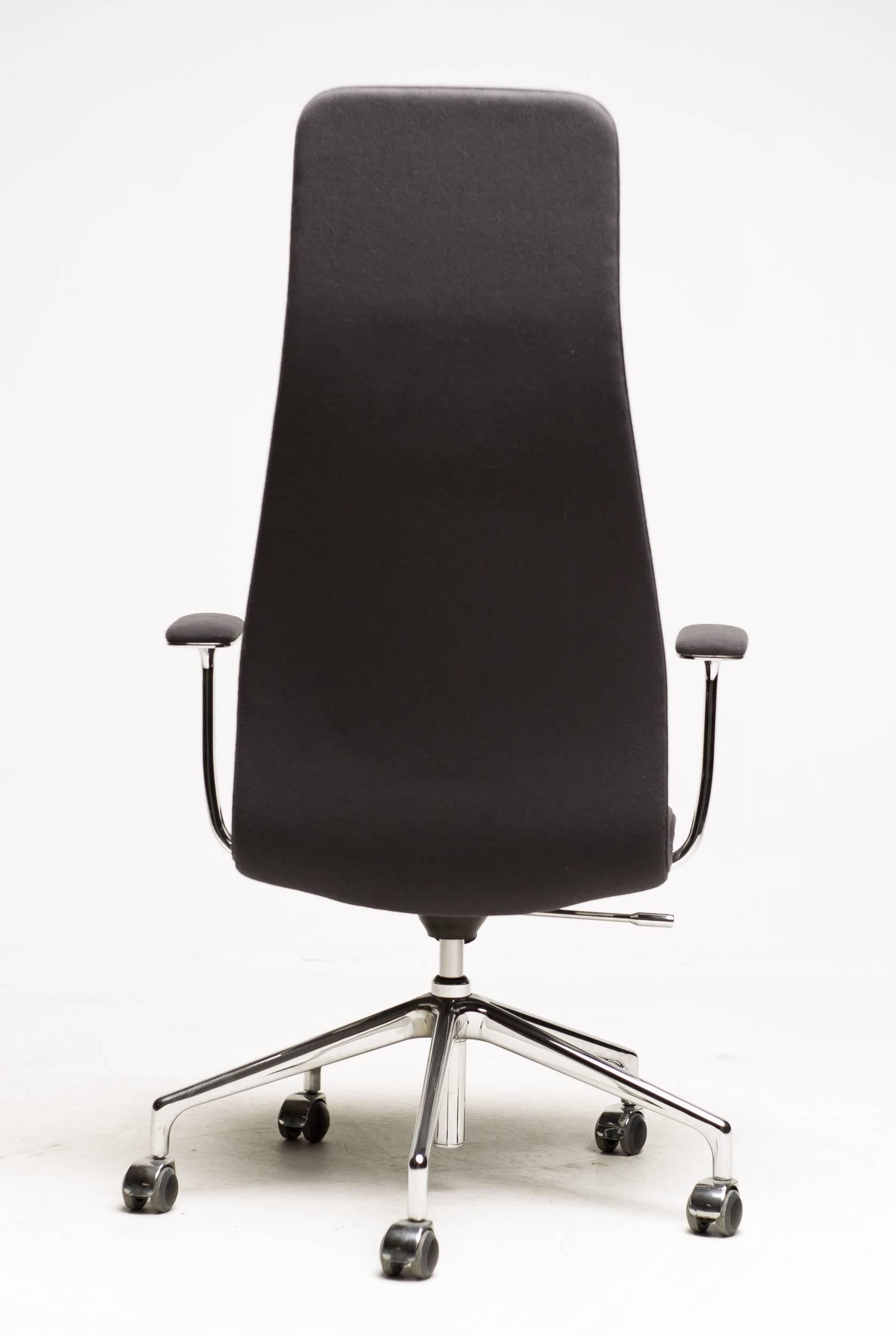 High lotus desk chair designed by Jasper Morrison for Cappellini. Moulded grey Kvadrat Hallingdal upholstered meeting chair. Swivel, height adjustable, tilt adjustable and chromed cast aluminium base. First edition.

Excellent, fast and affordable