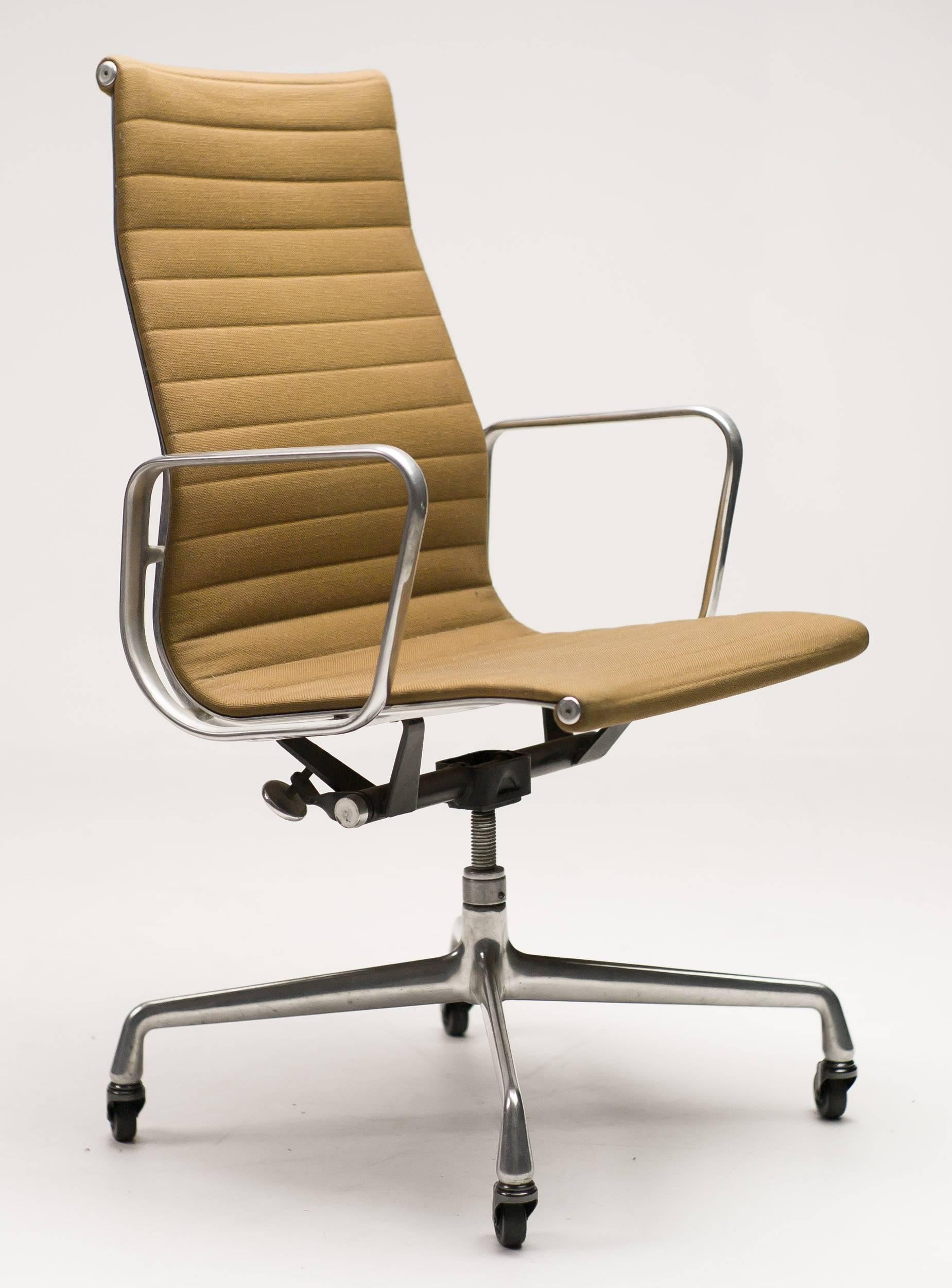 The clean, contemporary Silhouette of this iconic executive desk chair for Herman Miller is a perfect example of Charles & Ray Eames unparalleled designs. In Europe better known as EA119. The four-star aluminium base with casters indicates that