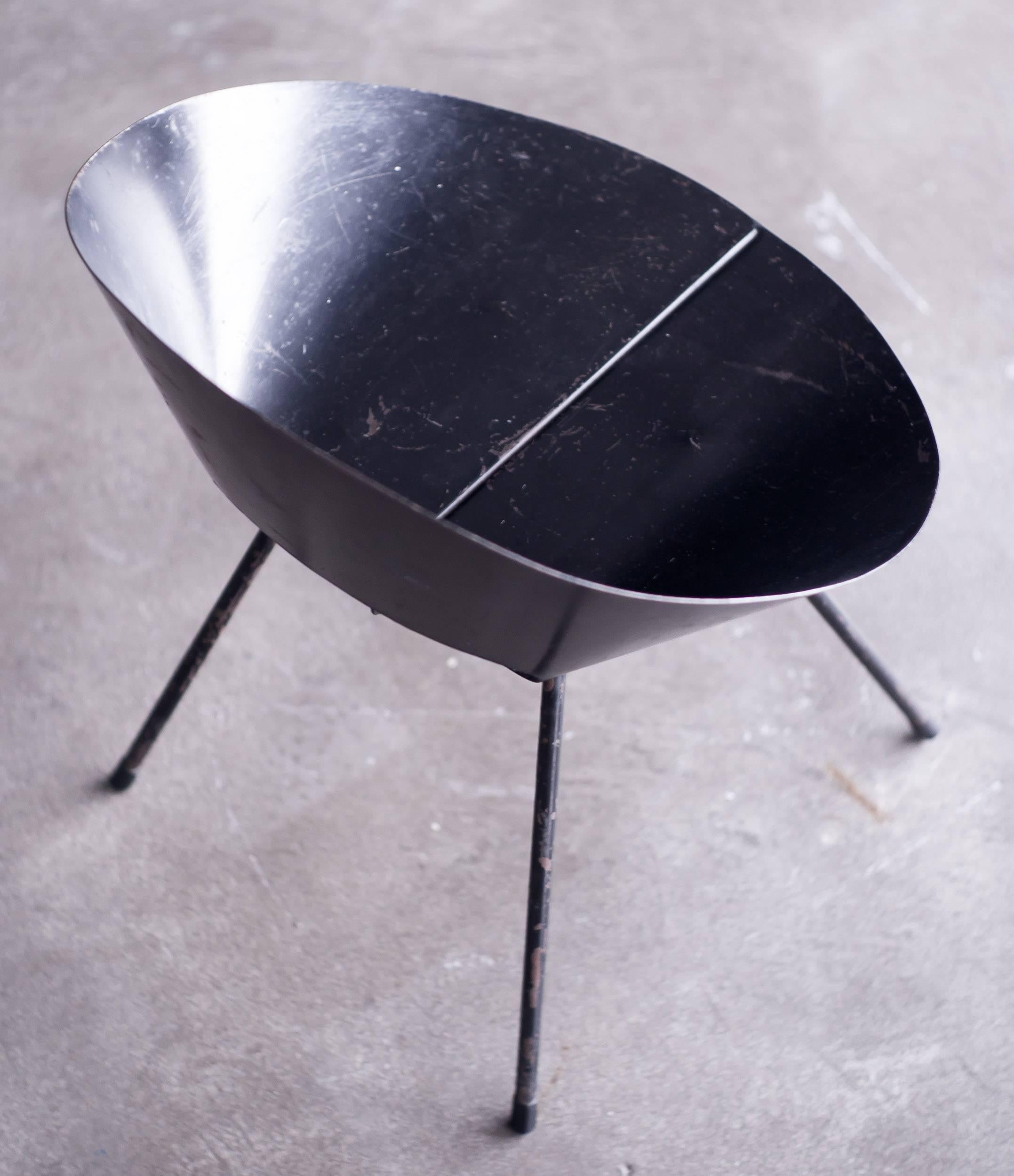 Model #132 chair designed in 1948 by Donald Knorr for Knoll International. Great modernist design. Sheet metal seat shell, bent rod steel legs. Produced from 1950-52. Donald Knorr was co-awarded first prize at the Competition for Low Cost Furniture