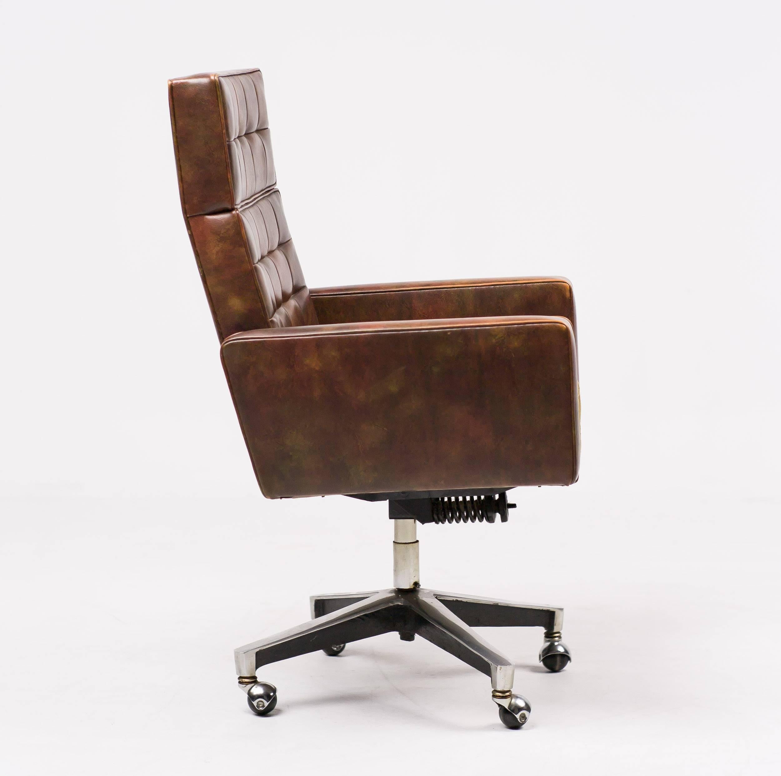 Long out of production, this large executive desk chair is a finely made piece by Knoll. This comfortable design has tilt and swivel features on the four-star caster base.

Excellent fast and affordable worldwide shipping.
White glove delivery