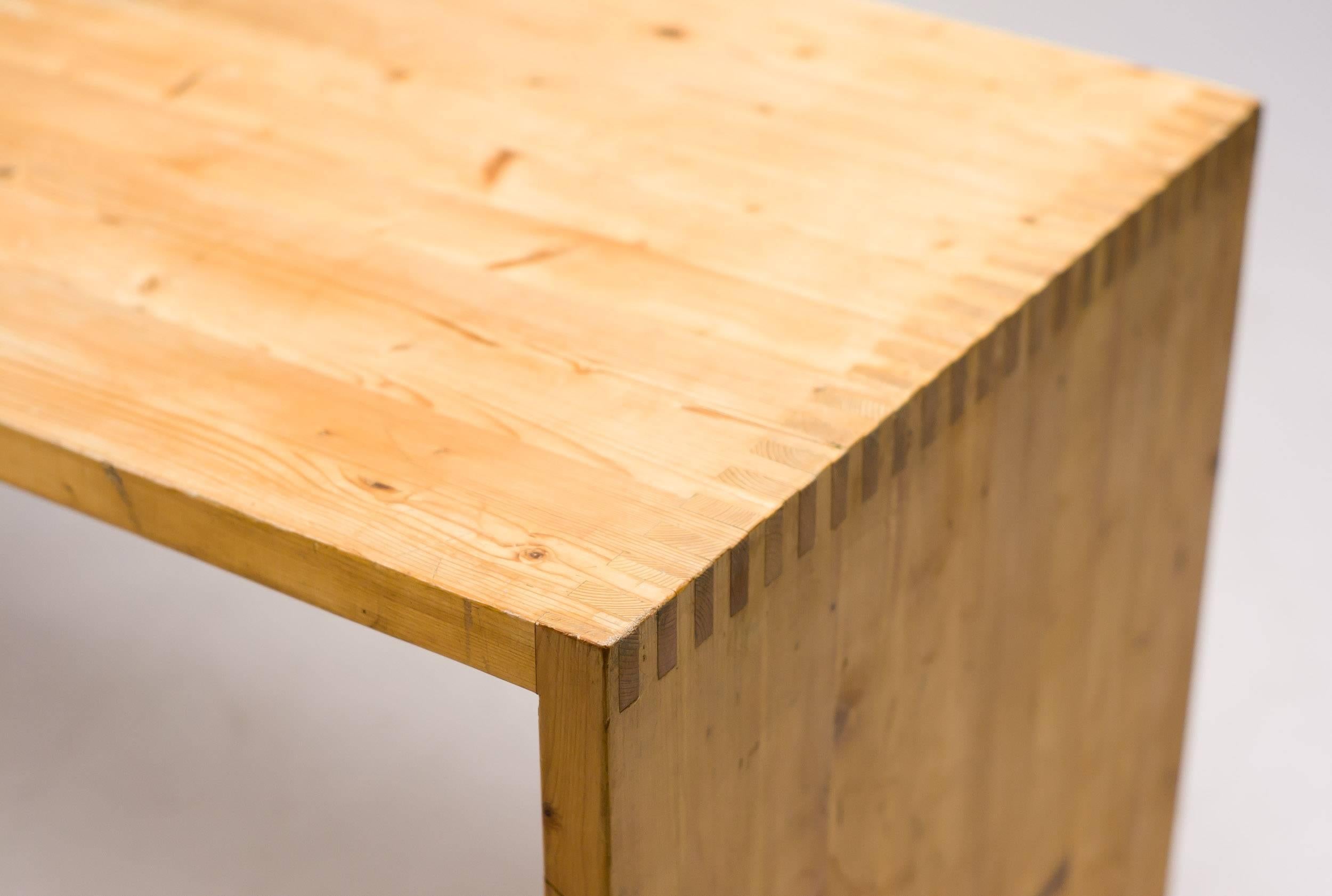 Architectural dining table or desk in solid pine with dovetail joints designed in 1960 by Ate Van Apeldoorn. Wonderful proportions. The construction and design are reminiscent of the work of Gerrit Rietveld and Donald Judd.

Excellent fast and