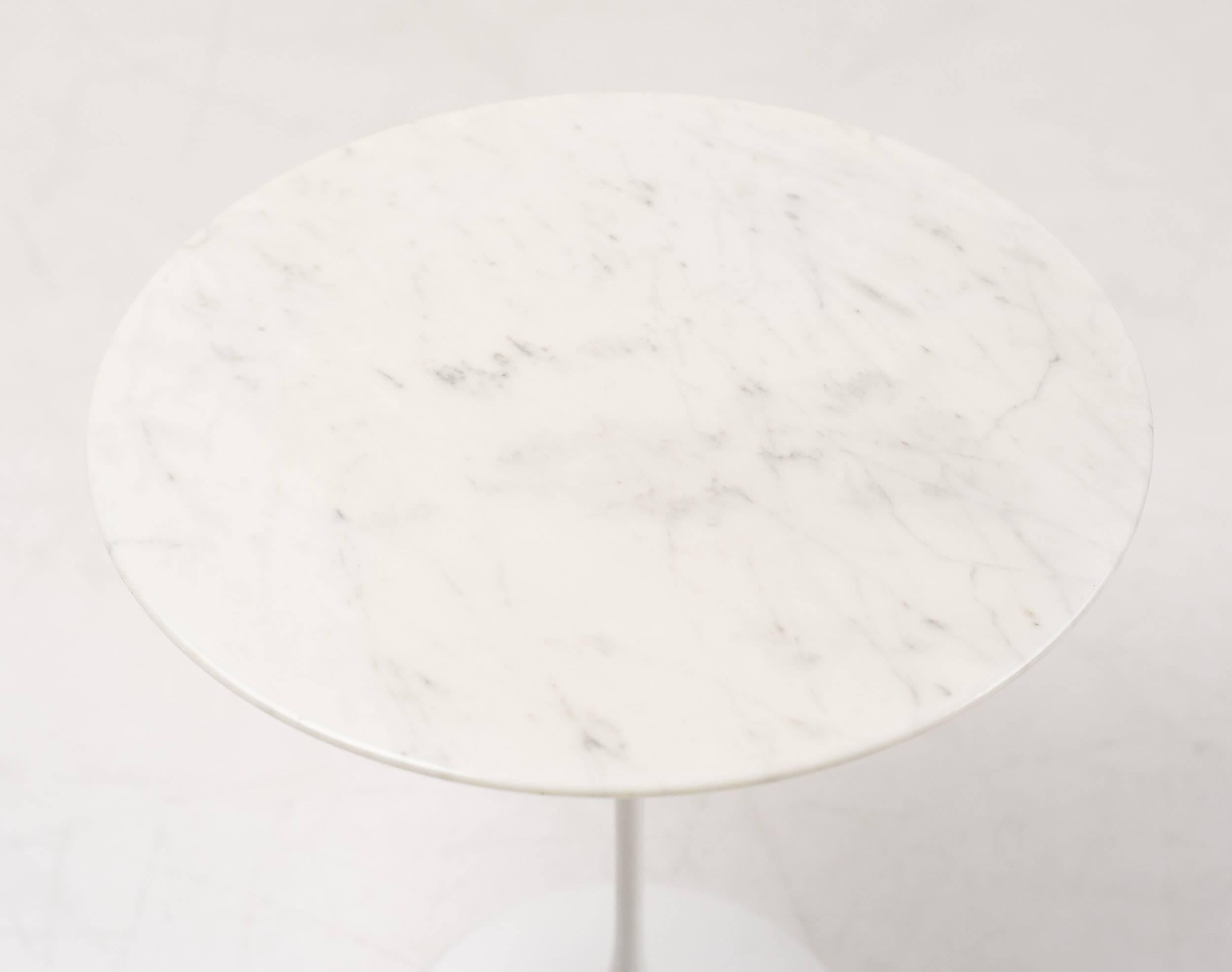 Very early marble side table by Eero Saarinen for Knoll International, Carrara marble top and white enameled base. Very slight discoloration of the top coating.
Marked under the base and with the Knoll logo at the edge of the base.

Excellent