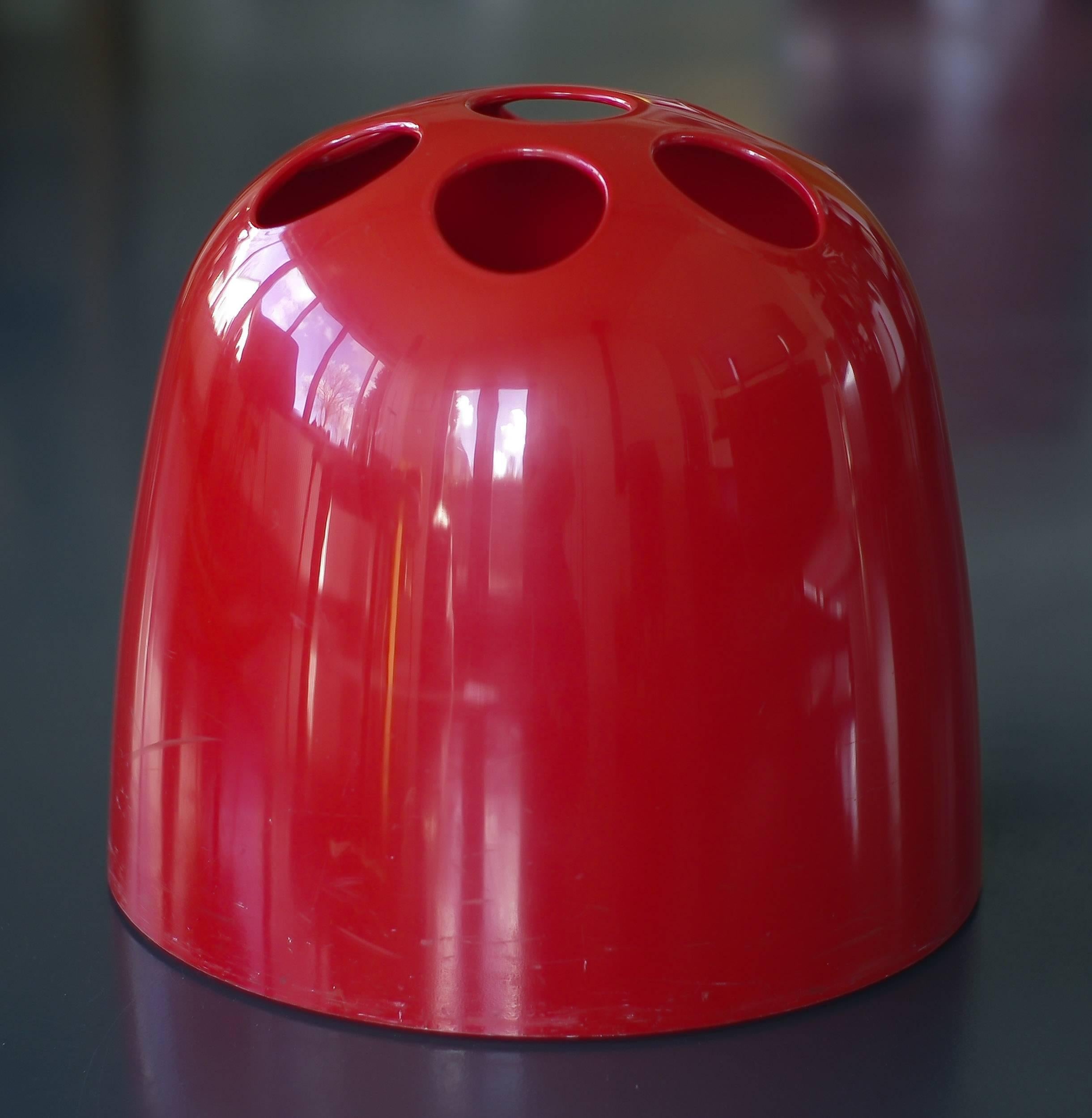 Rare red Dedalo umbrella stand designed by Emma Gismondi Schweinberger for Artemide in very good condition.

Free worldwide shipping.