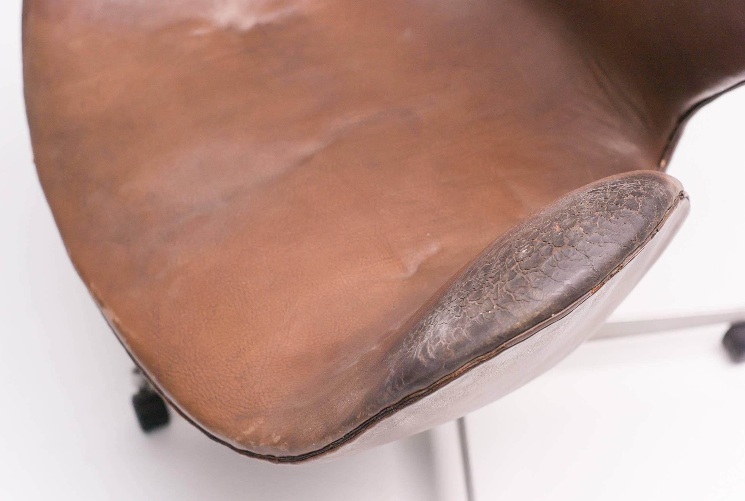Very Rare Swan Desk Chair by Arne Jacobsen in Original Leather In Fair Condition In Dronten, NL