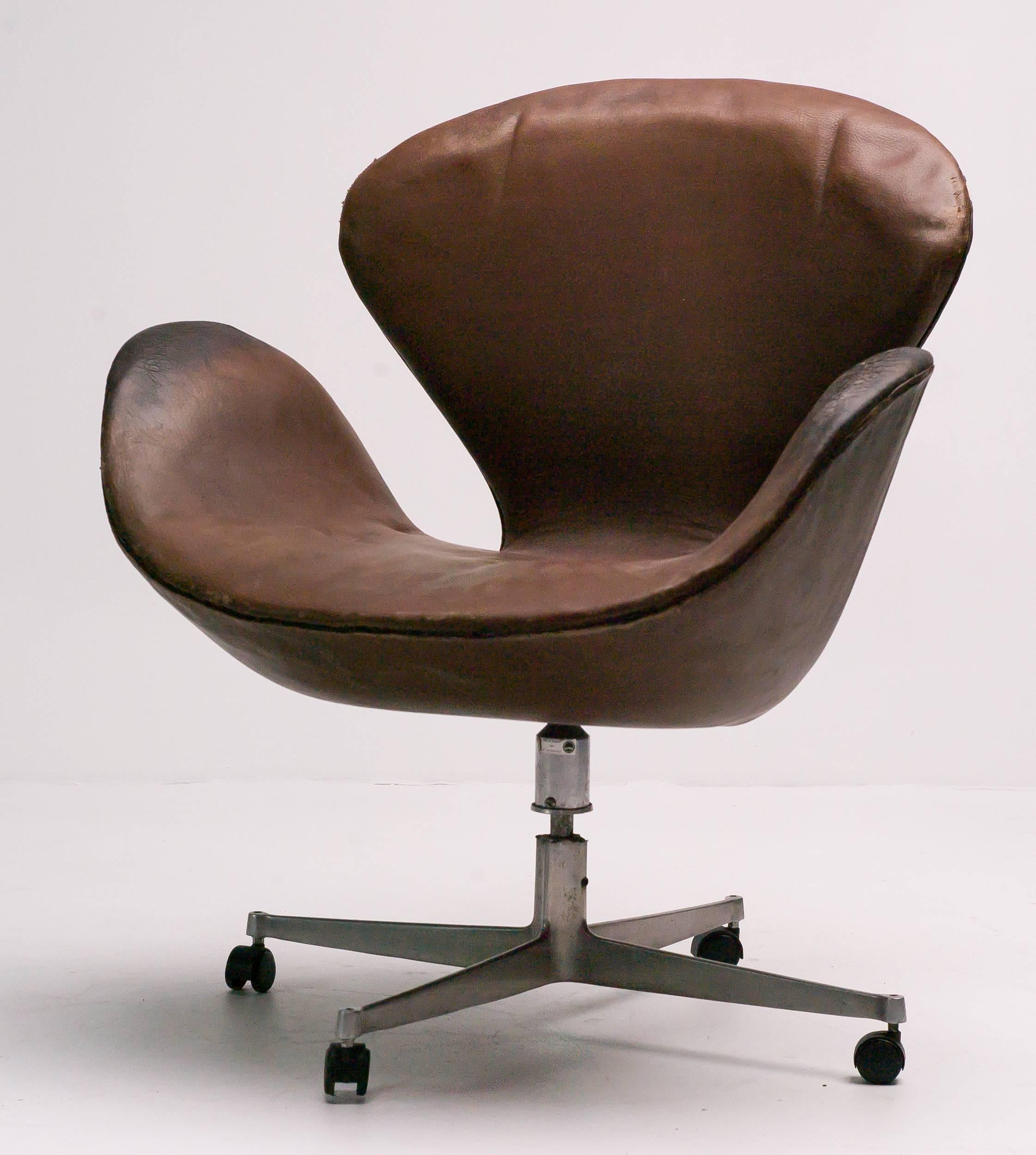 Scandinavian Modern Very Rare Swan Desk Chair by Arne Jacobsen in Original Leather