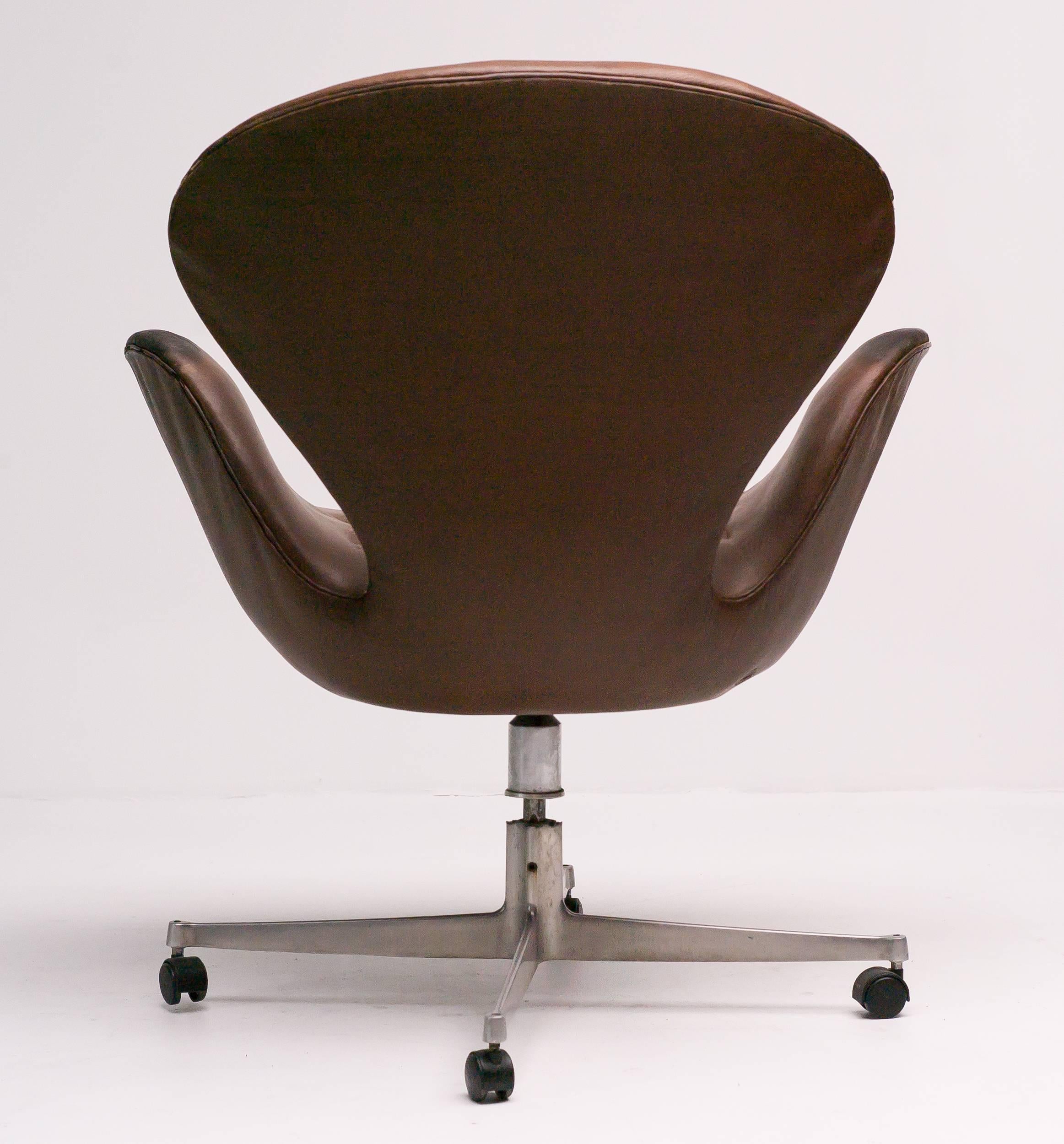 Danish Very Rare Swan Desk Chair by Arne Jacobsen in Original Leather